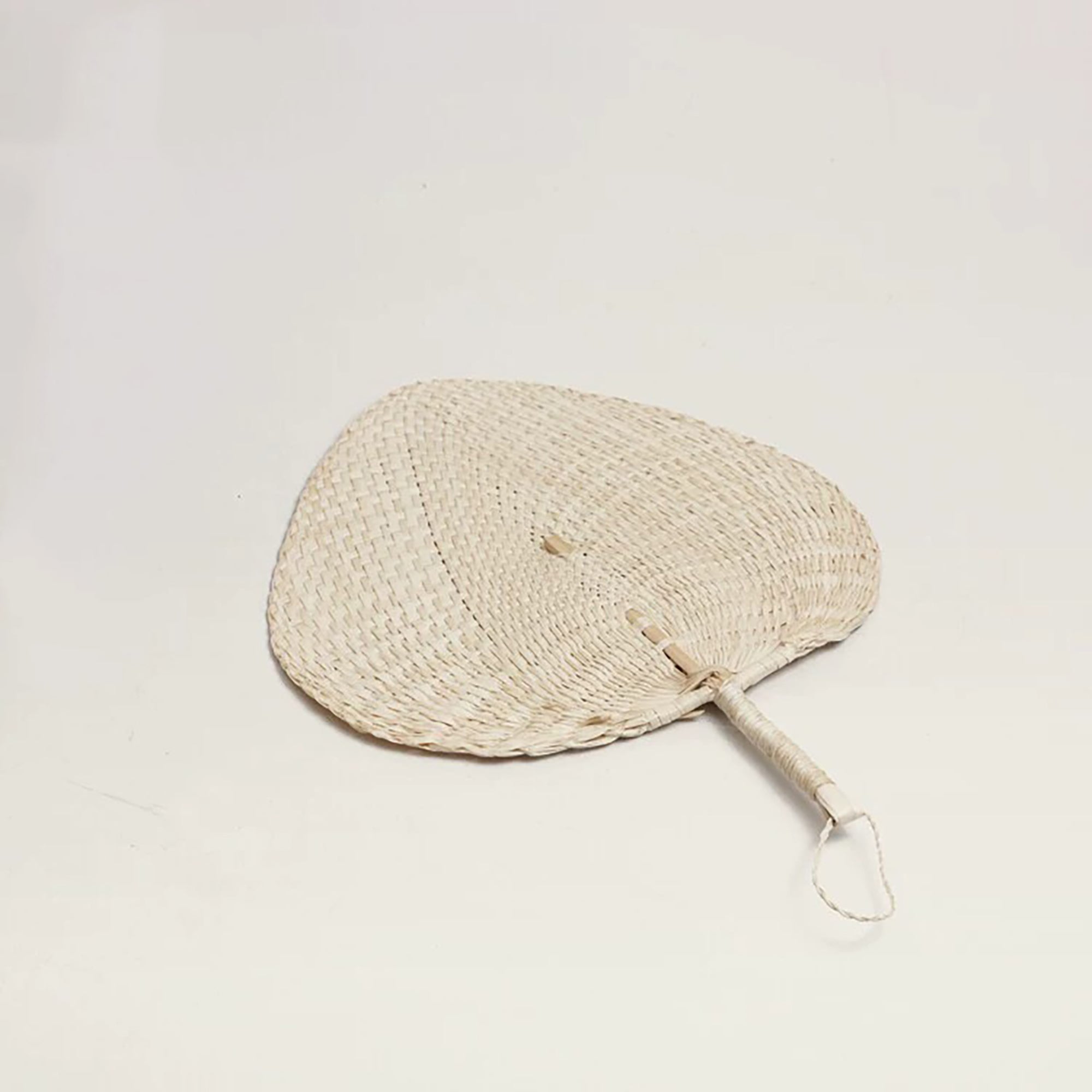 Éventail traditionnel en feuille de palmier tressée 