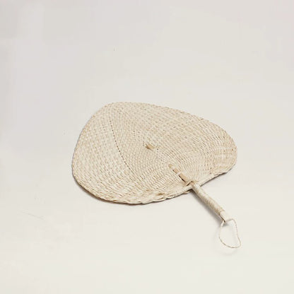 Éventail traditionnel en feuille de palmier tressée 