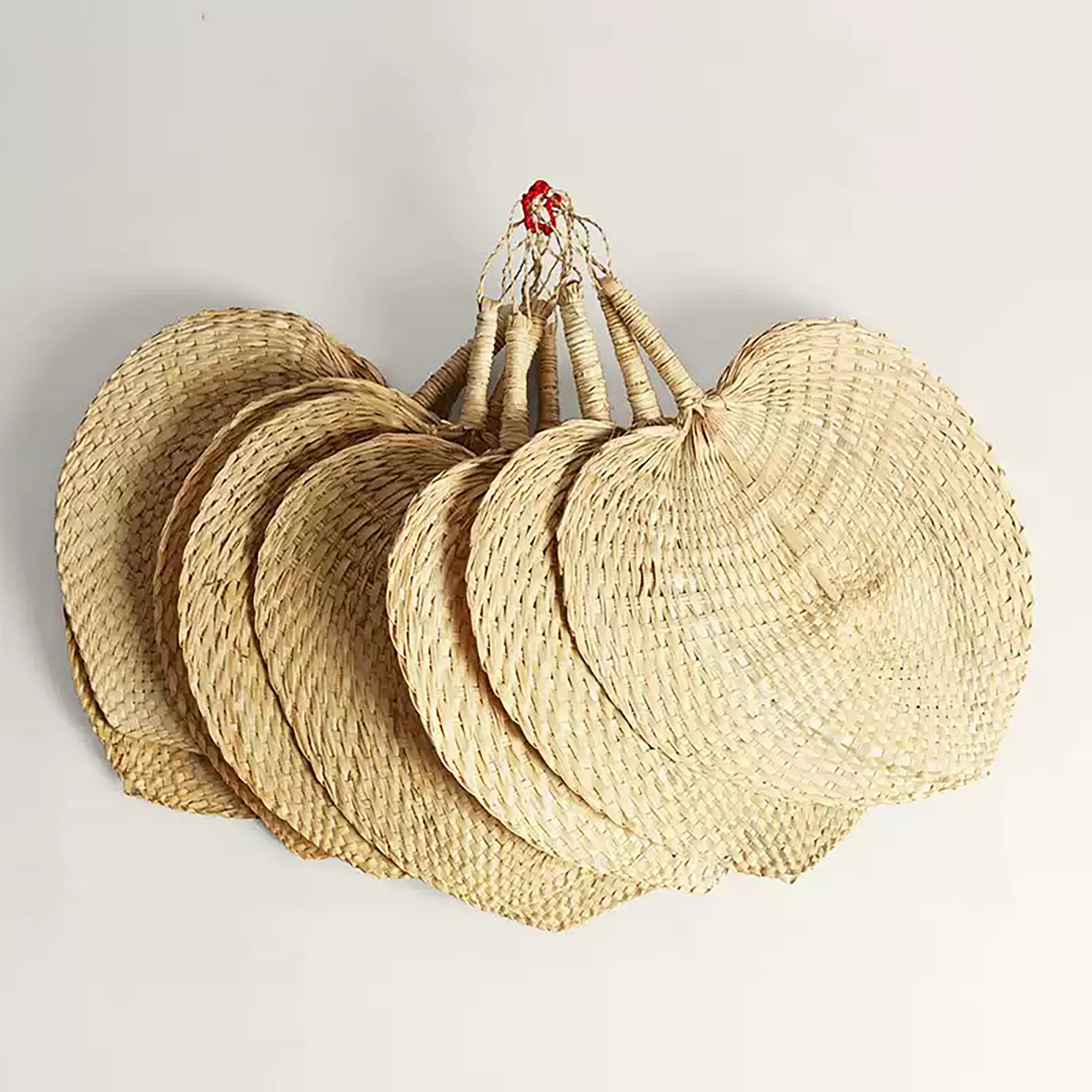 Éventail traditionnel en feuille de palmier tressée 