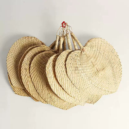 Éventail traditionnel en feuille de palmier tressée 