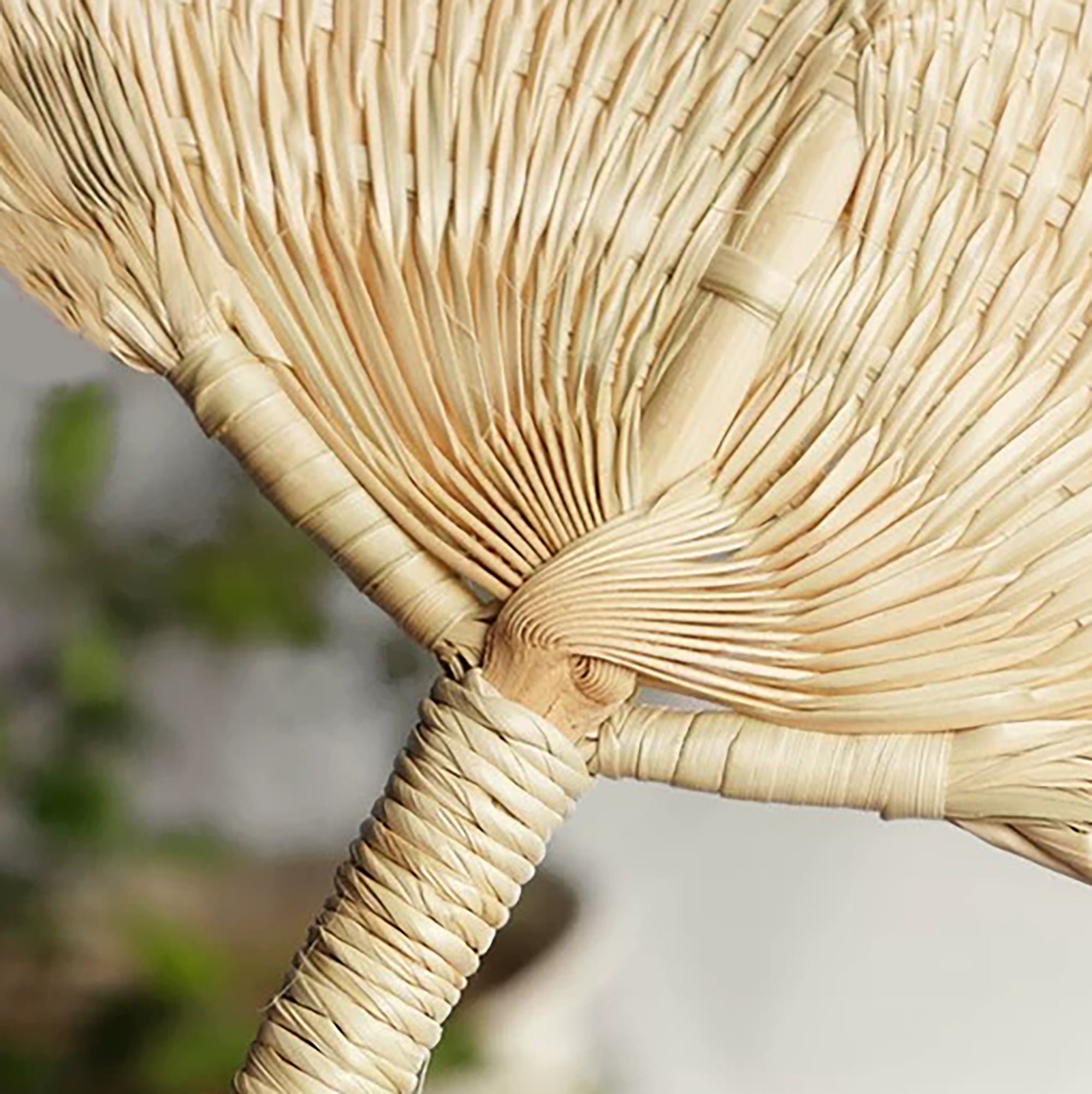 Éventail traditionnel en feuille de palmier tressée 