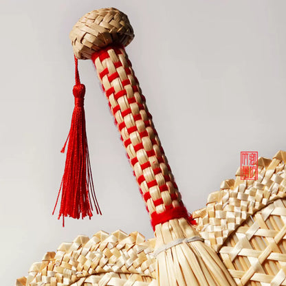 Éventail traditionnel tressé en paille