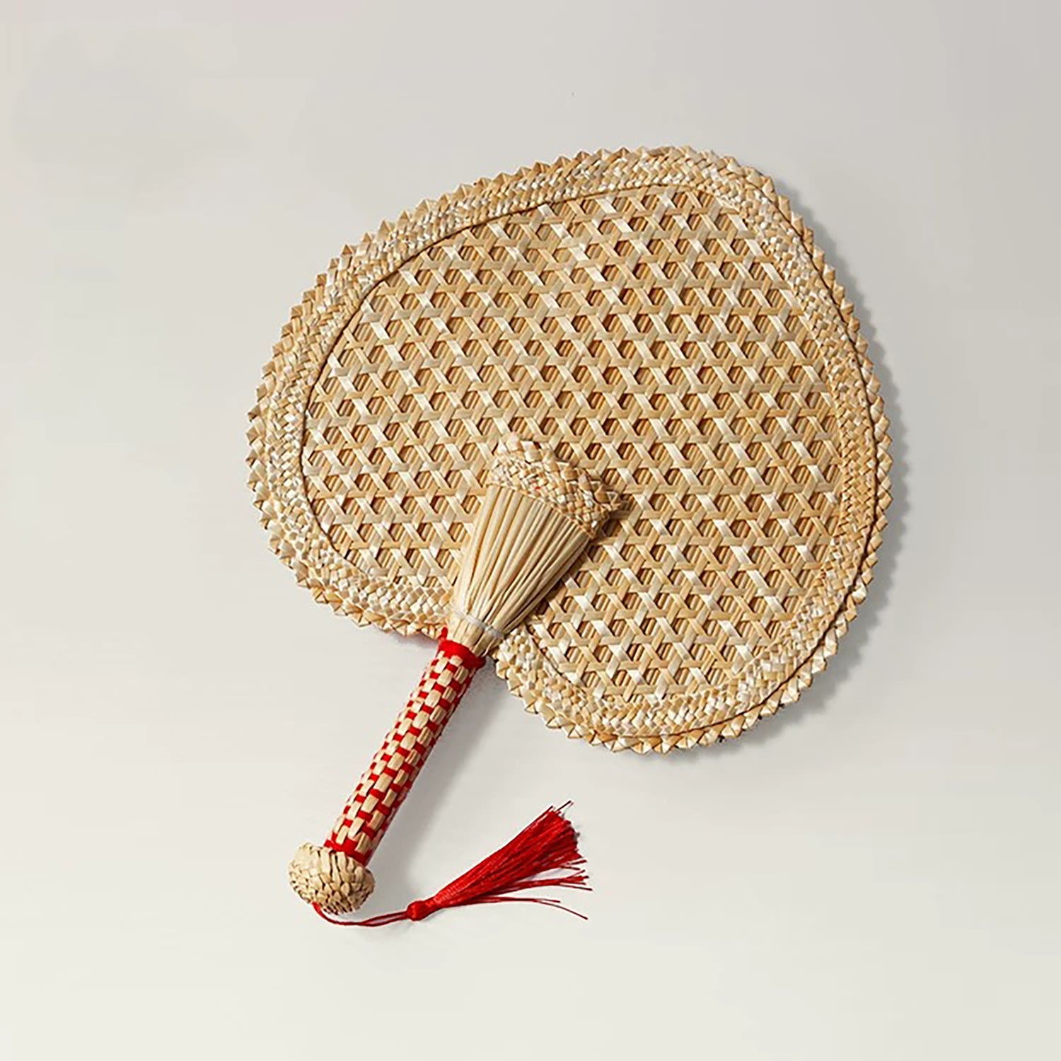 Éventail traditionnel tressé en paille
