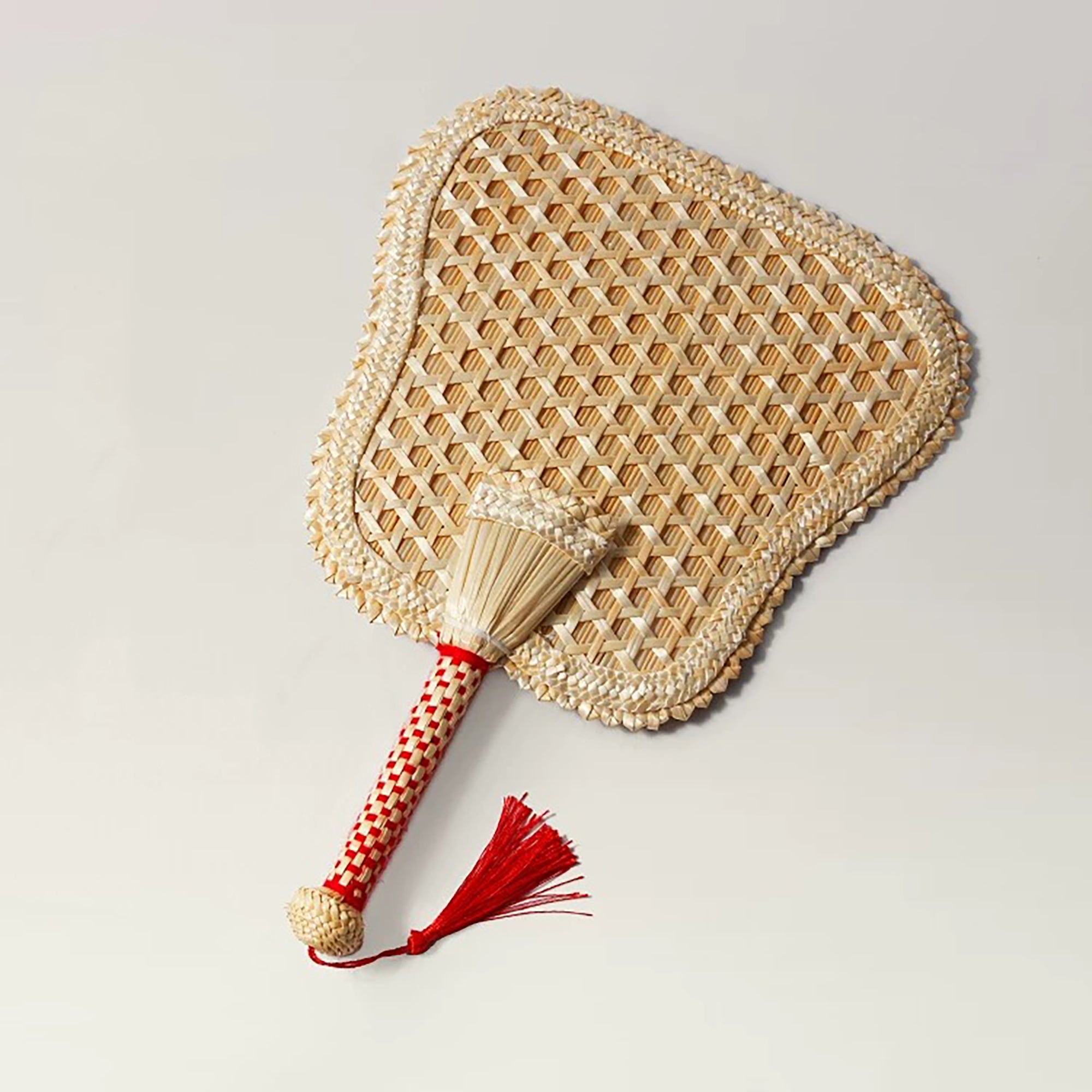 Éventail traditionnel tressé en paille