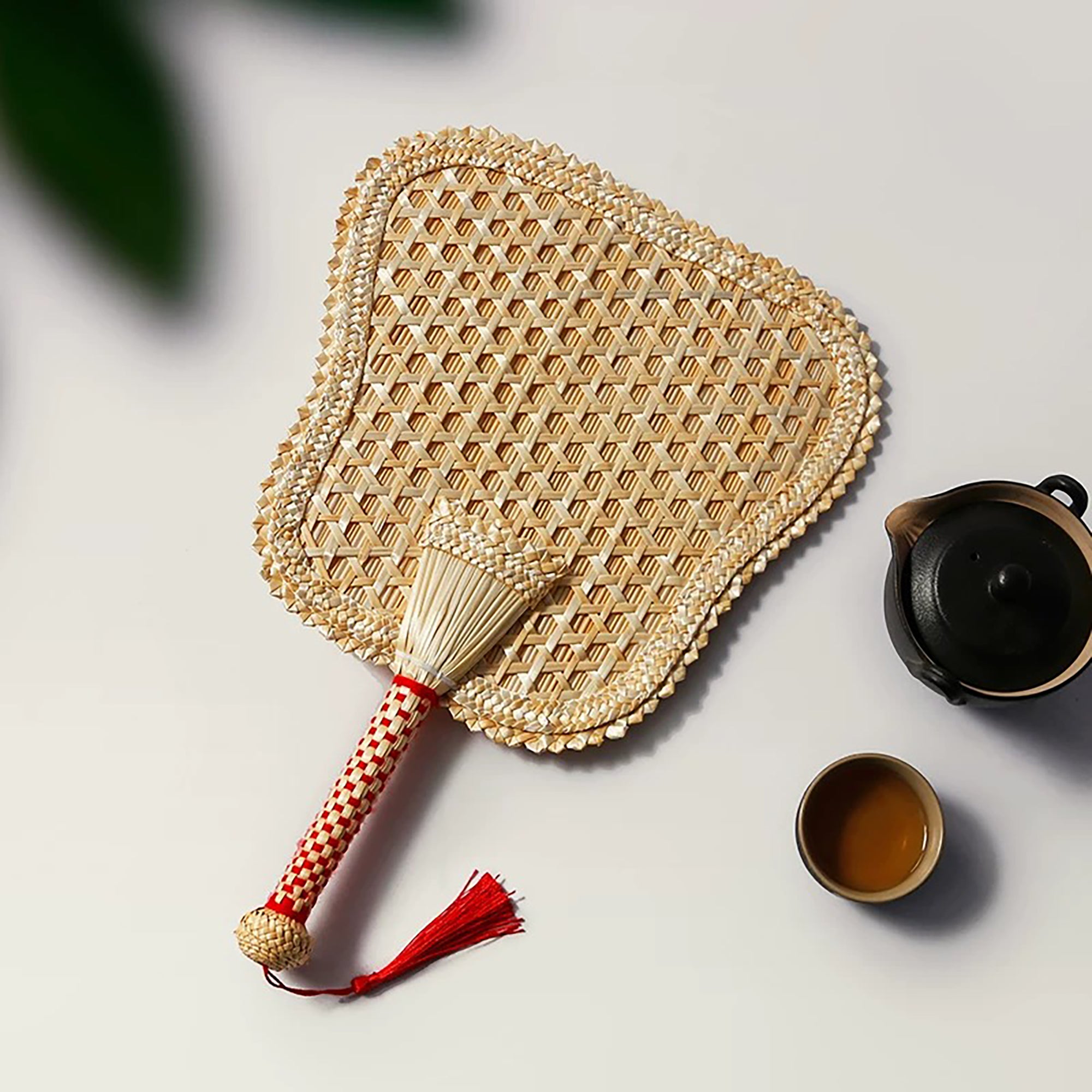Éventail traditionnel tressé en paille