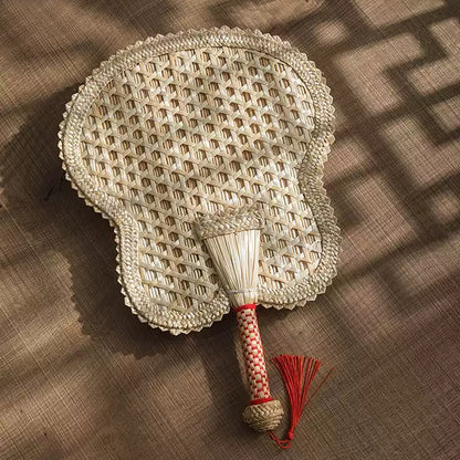 Éventail traditionnel tressé en paille