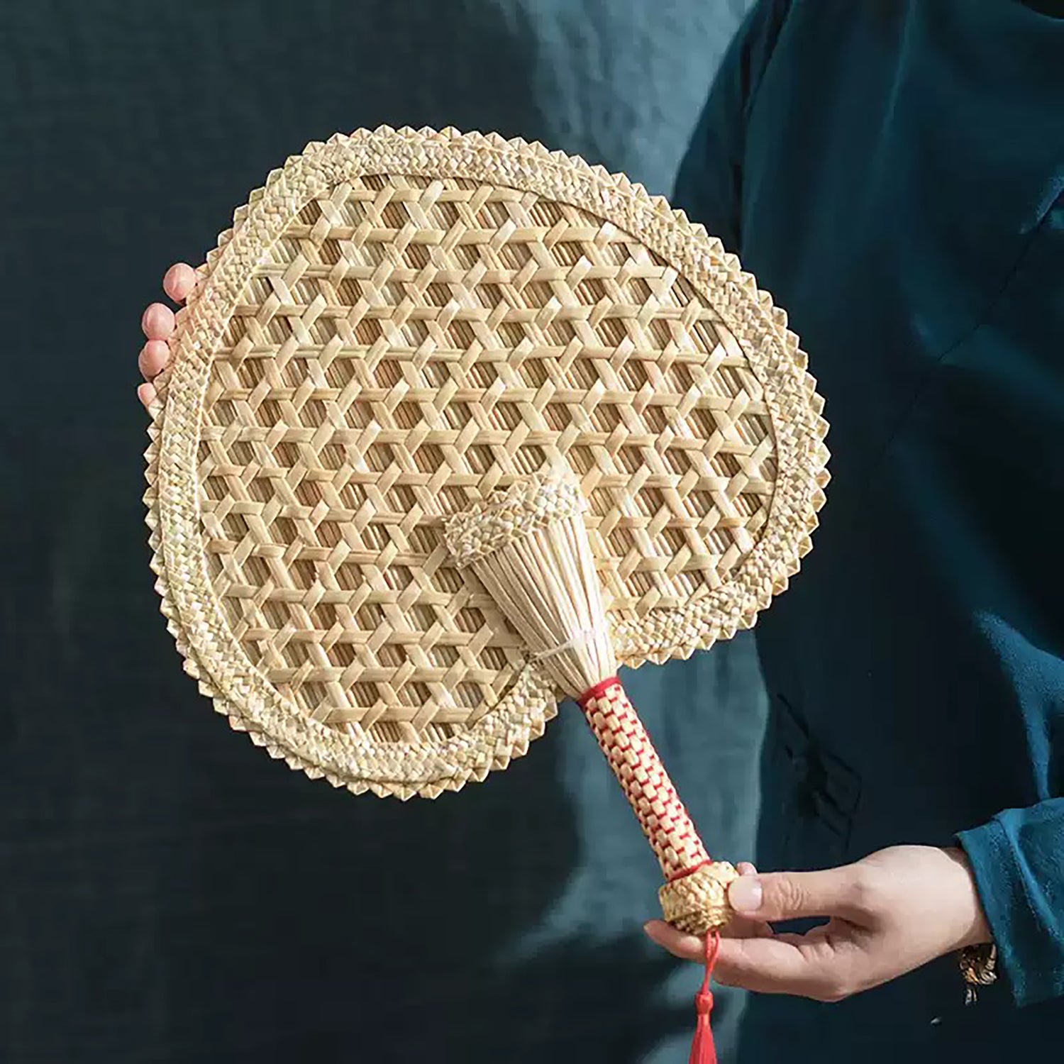 Éventail traditionnel tressé en paille