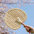 Éventail traditionnel tressé en paille