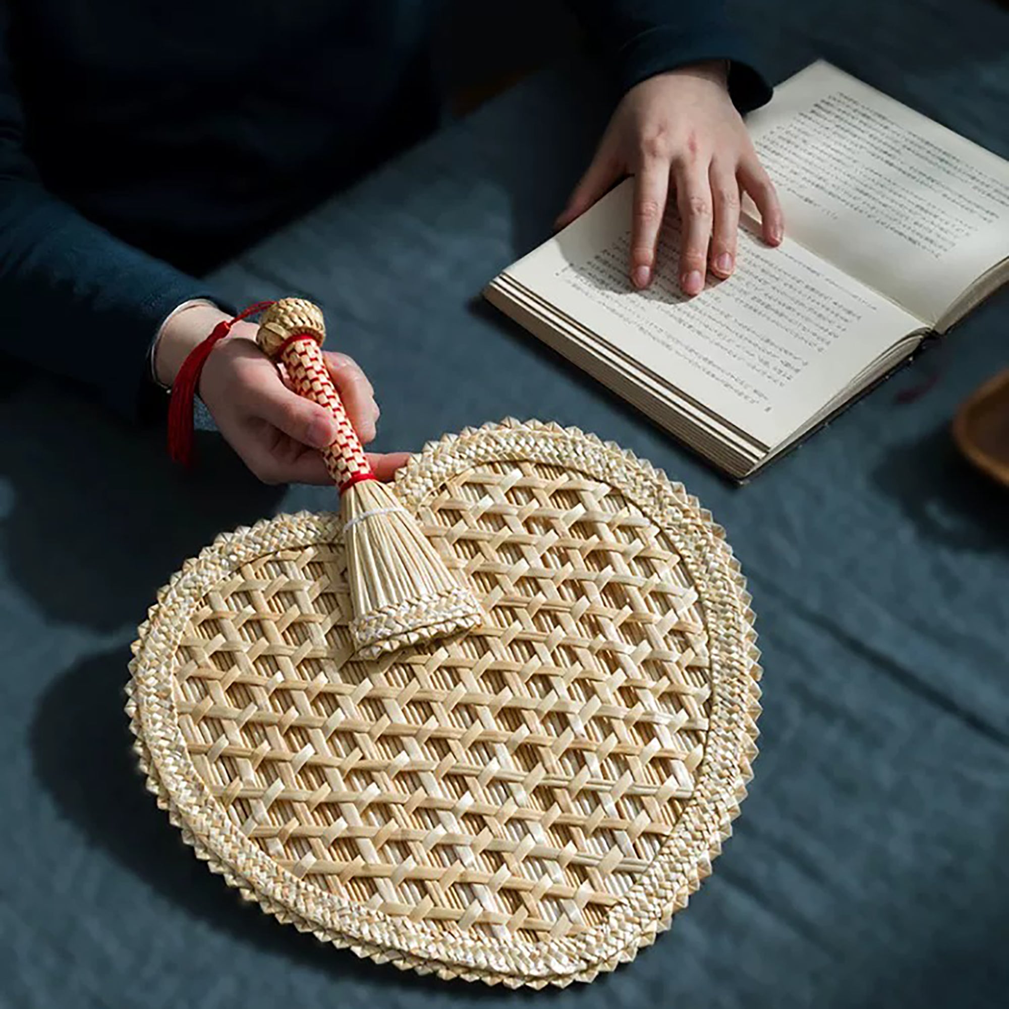 Éventail traditionnel tressé en paille