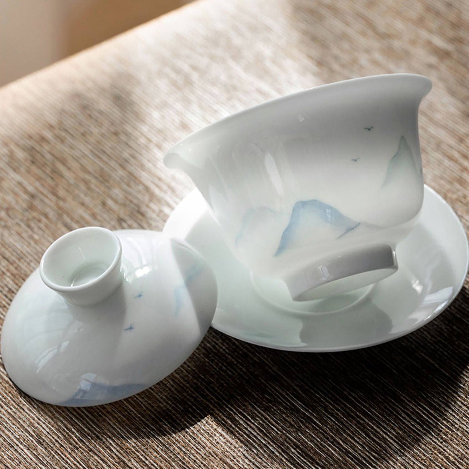 Gai Wan en porcelaine blanche avec motif de montagne