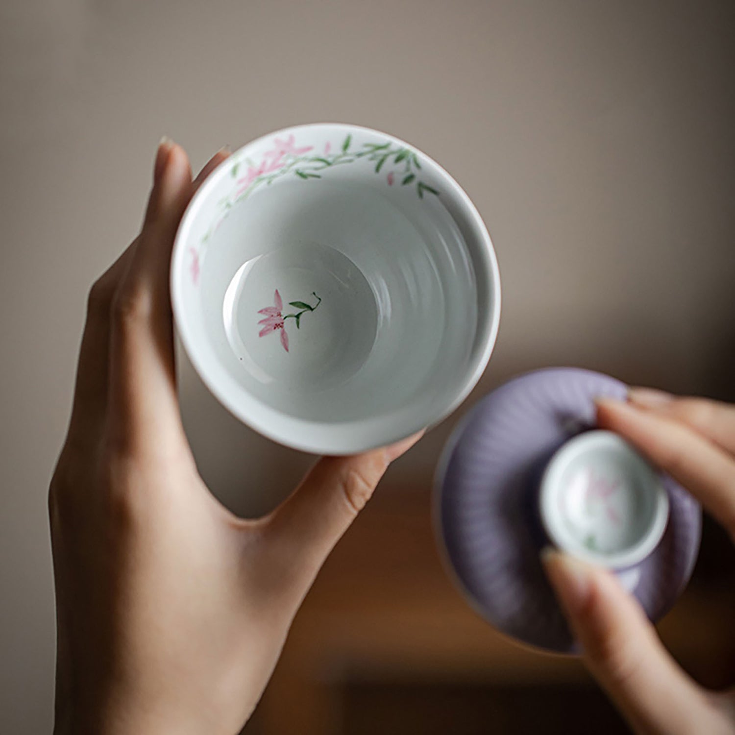 Gaiwan élégant en porcelaine avec design fleurs de magnolia violet 