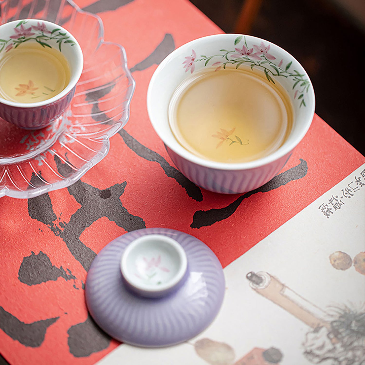 Gaiwan élégant en porcelaine avec design fleurs de magnolia violet 