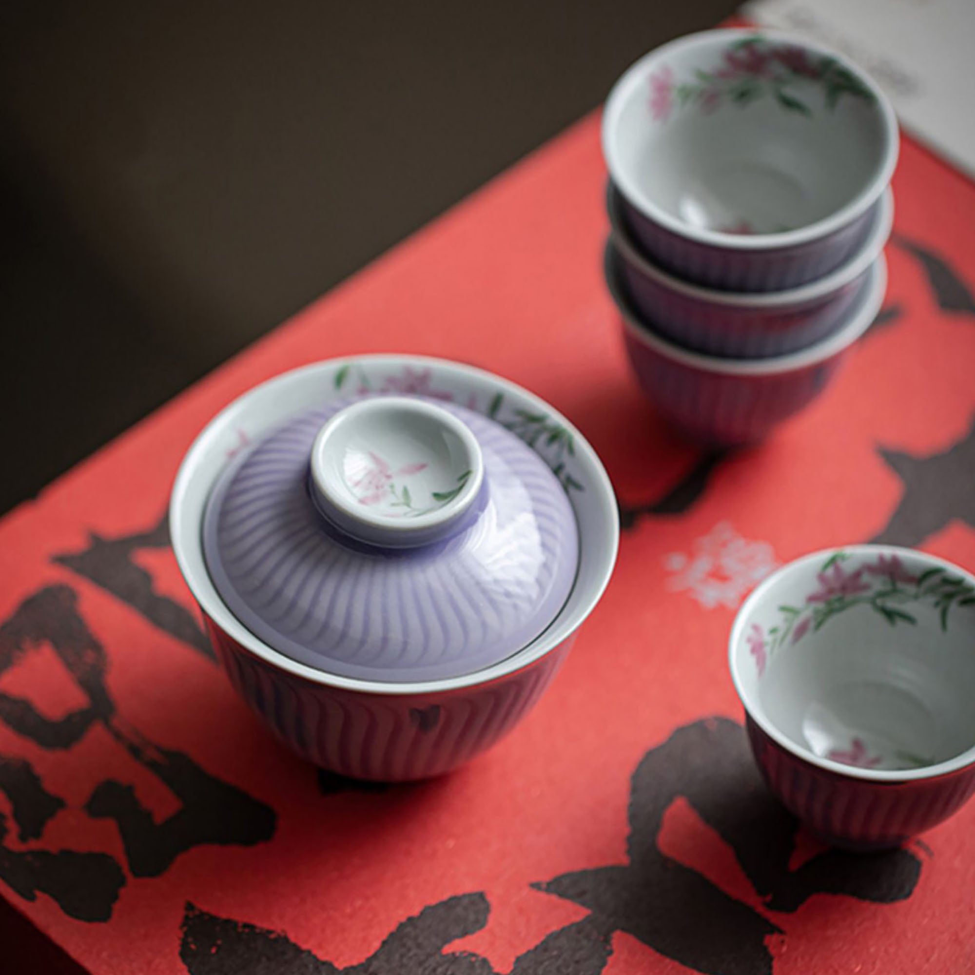 Gaiwan élégant en porcelaine avec design fleurs de magnolia violet 