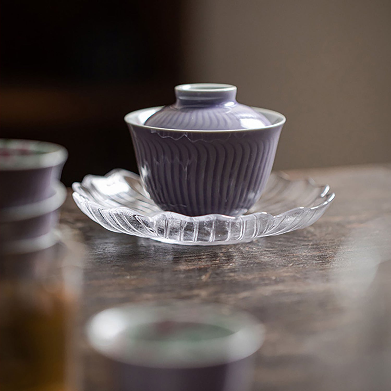 Gaiwan élégant en porcelaine avec design fleurs de magnolia violet 