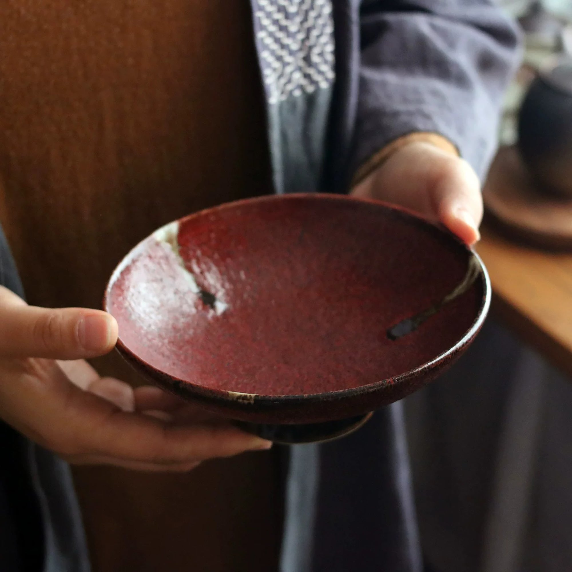 Grand bol japonais en céramique rouge profond