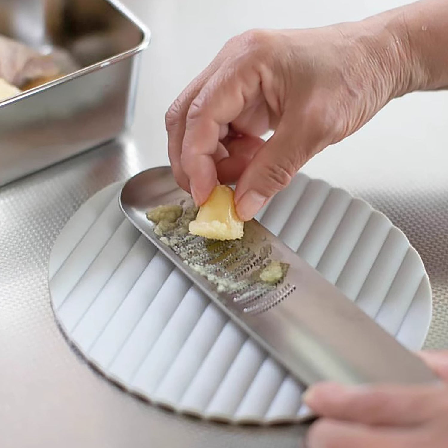Râpe manuelle japonaise en inox par Yoshikawa