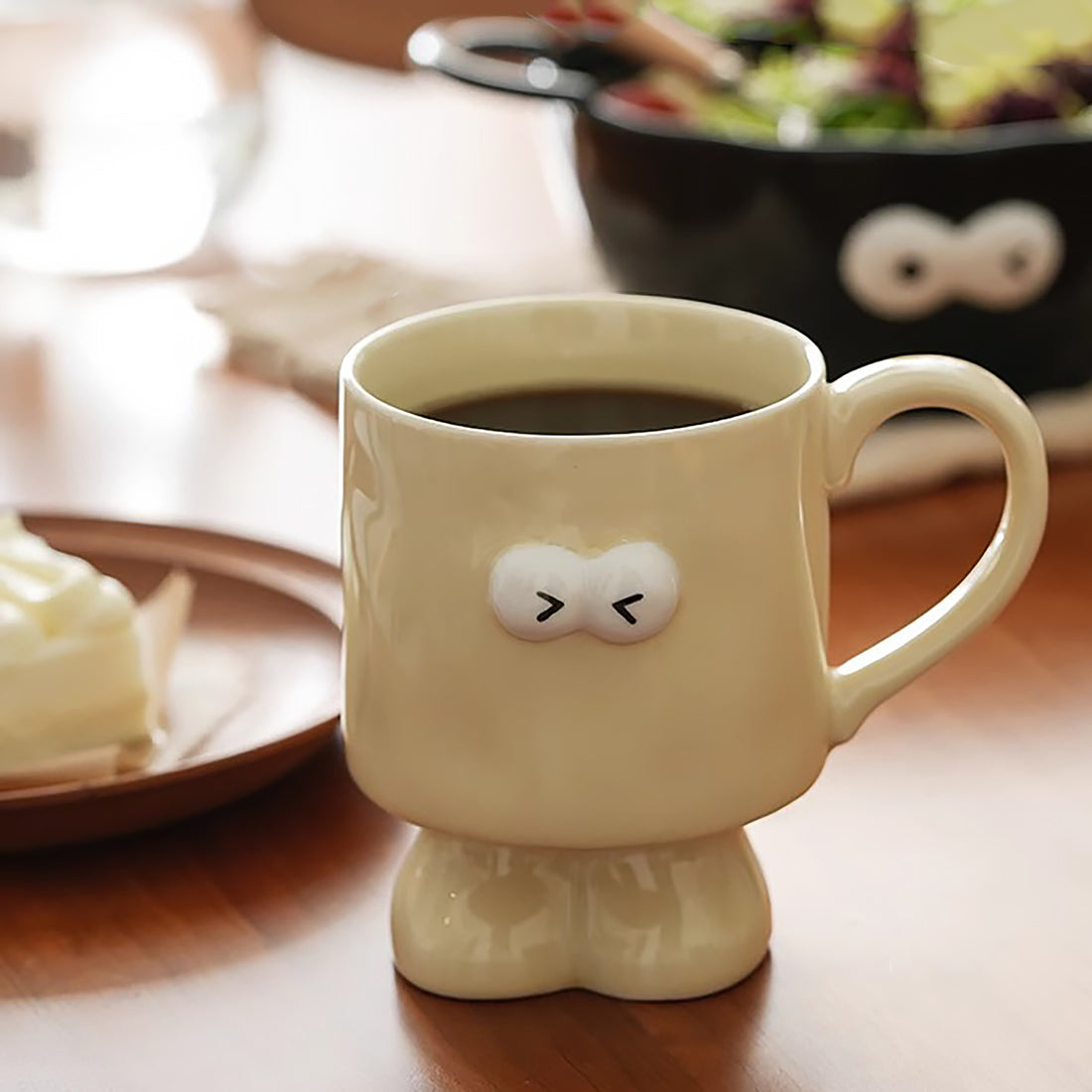 Mug en céramique sur pied motif emoji yeux ronds