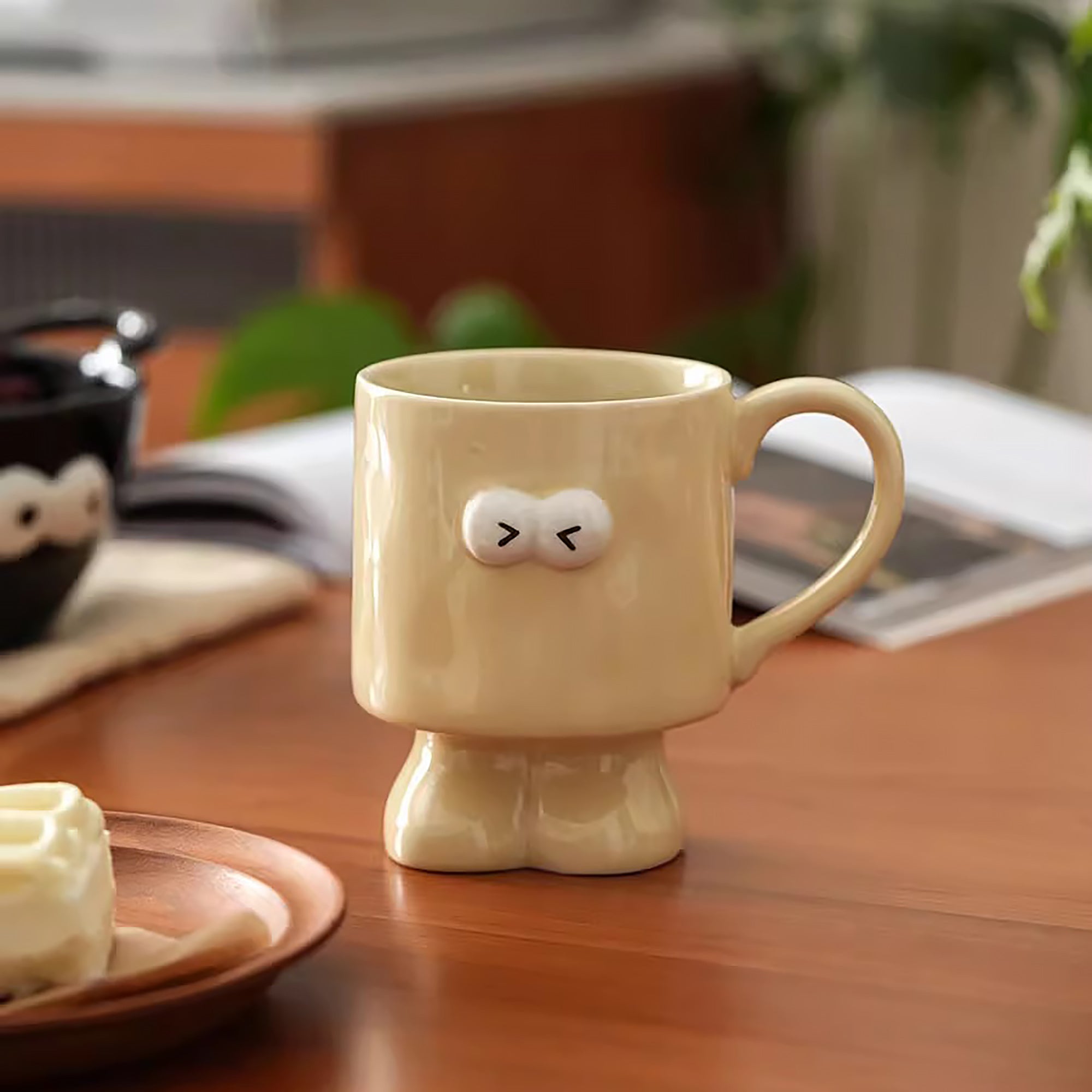 Mug en céramique sur pied motif emoji yeux ronds