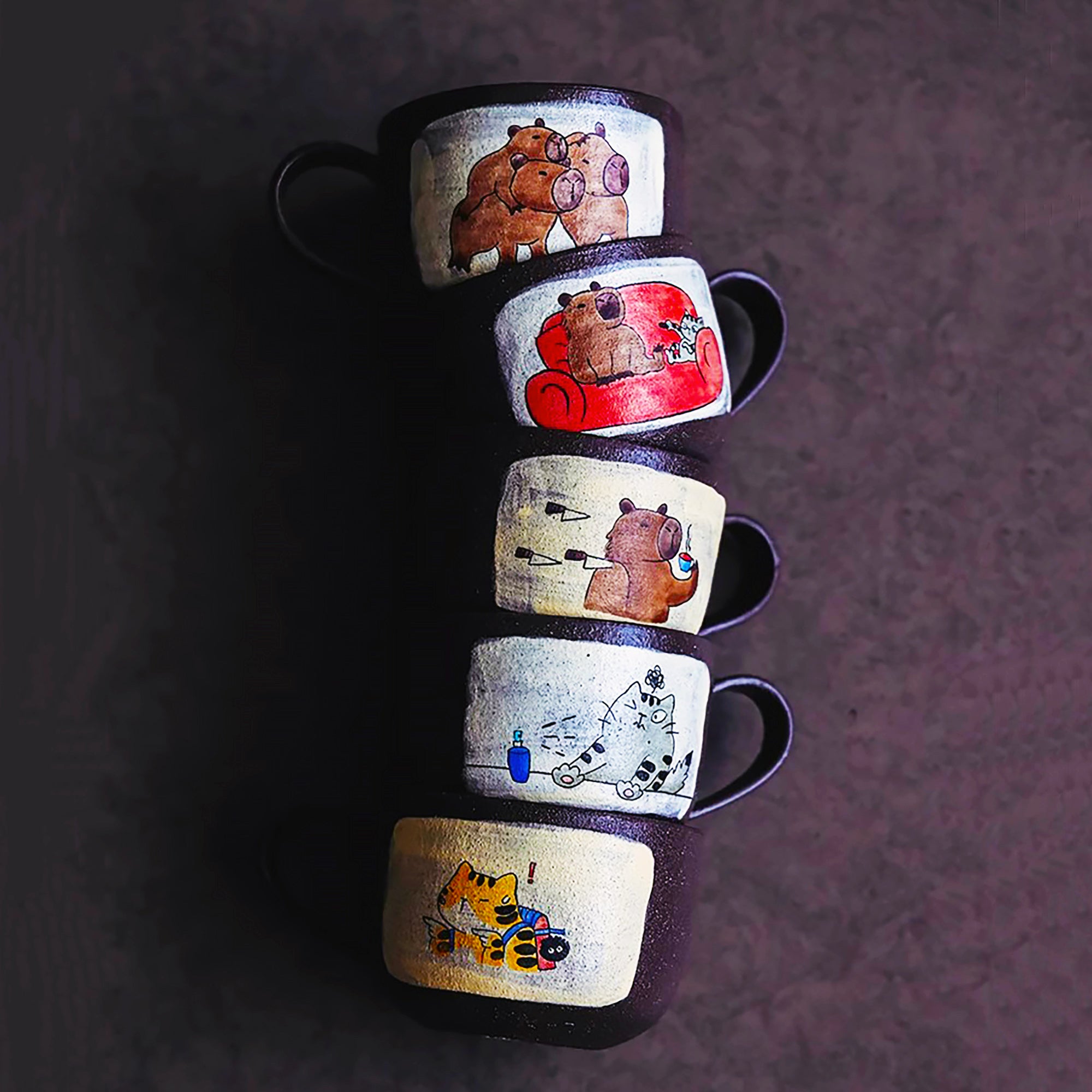Mug en argile violette fait main avec motif de Série “Bons Potos”
