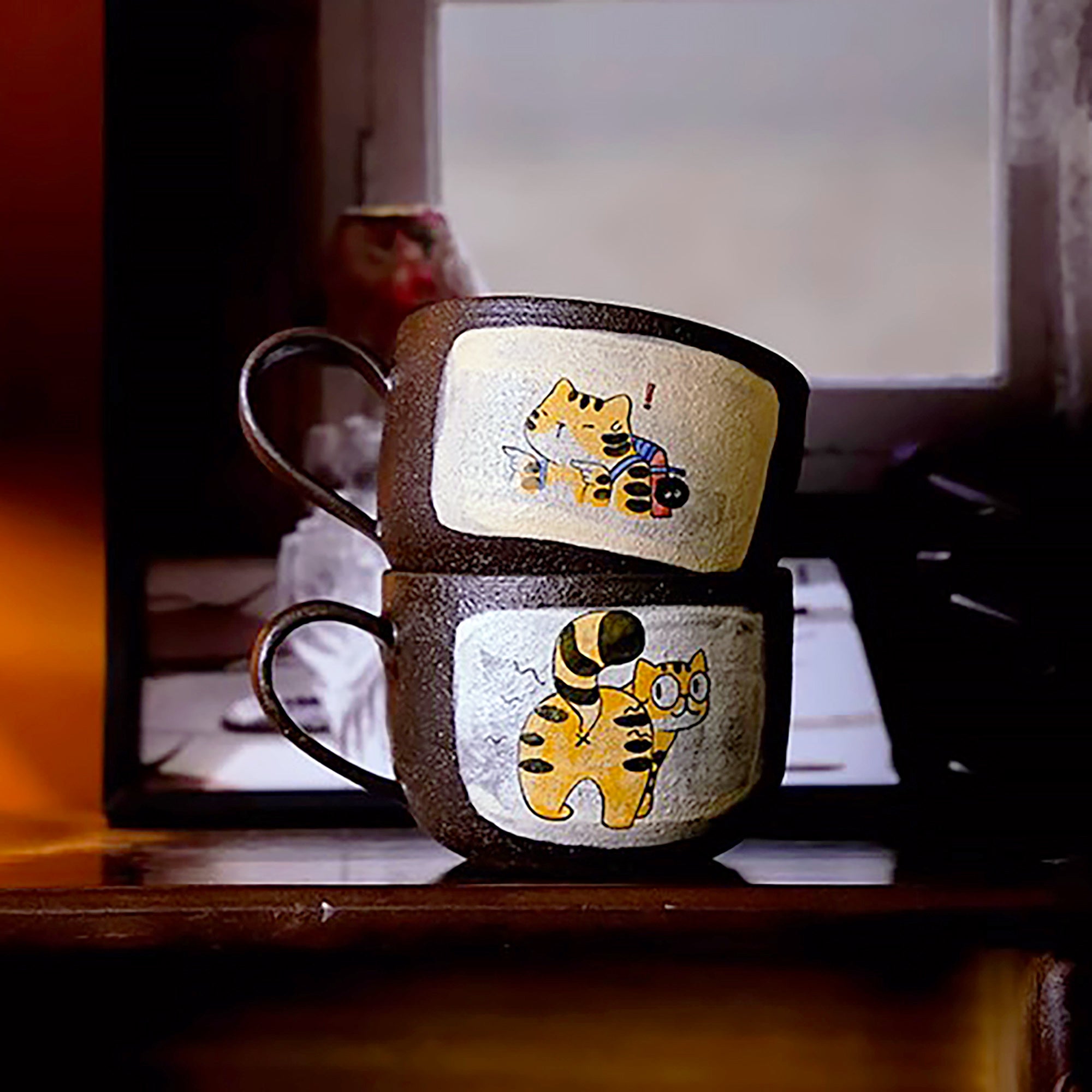 Mug en argile violette fait main avec motif de Série “Bons Potos”