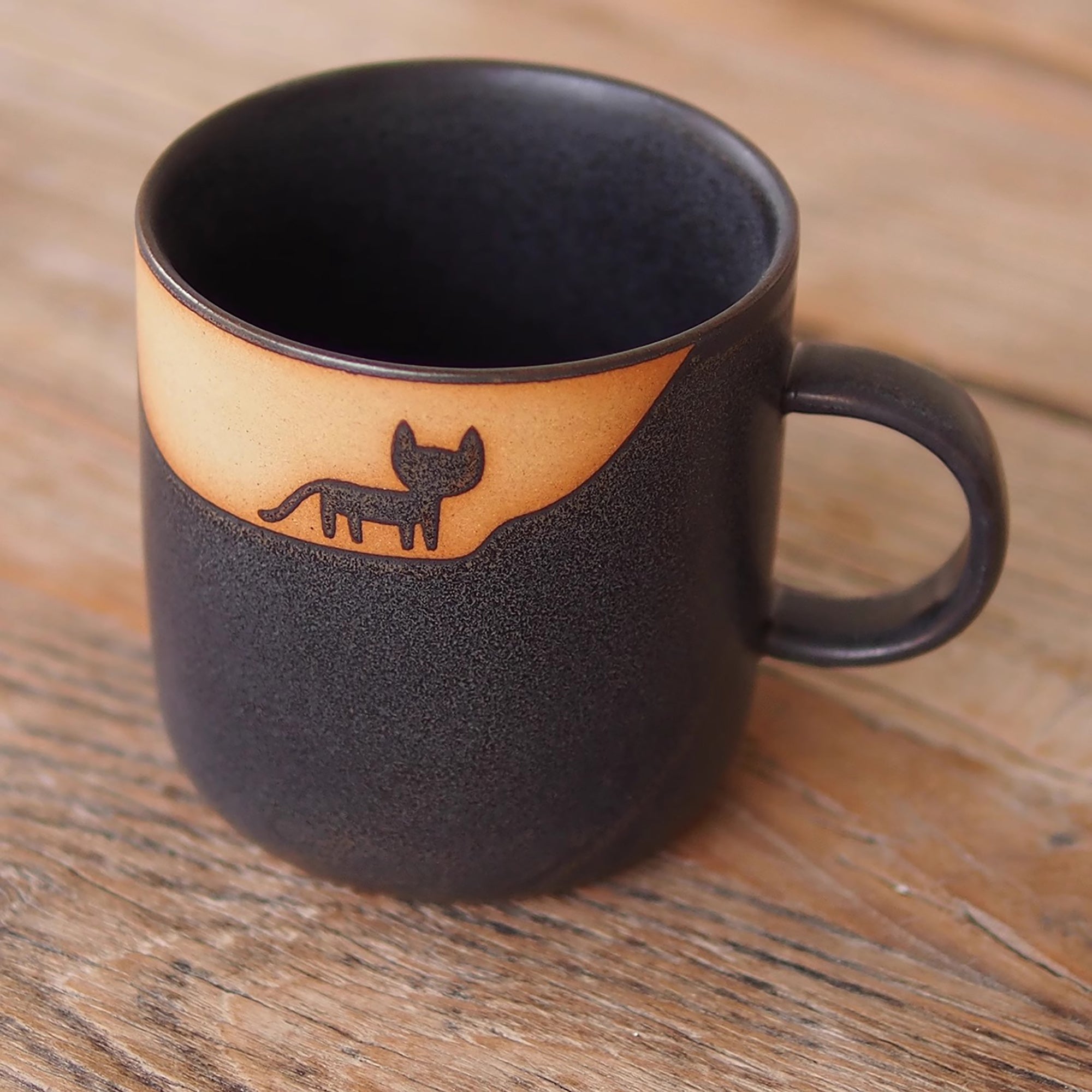 Mug avec motif de chat se promenant sous la lune