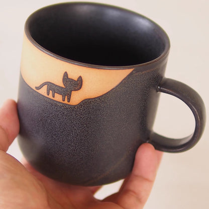 Mug avec motif de chat se promenant sous la lune