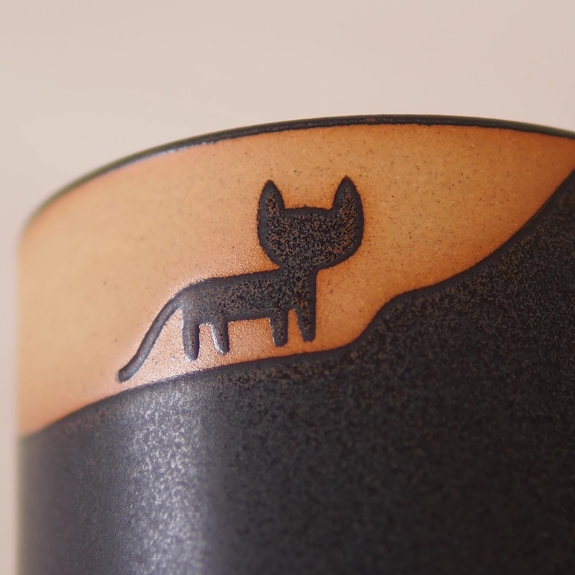 Mug avec motif de chat se promenant sous la lune