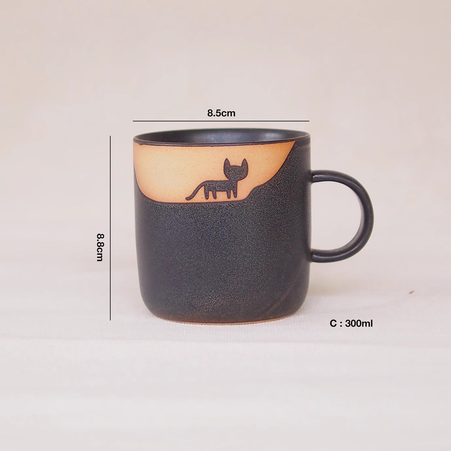 Mug avec motif de chat se promenant sous la lune