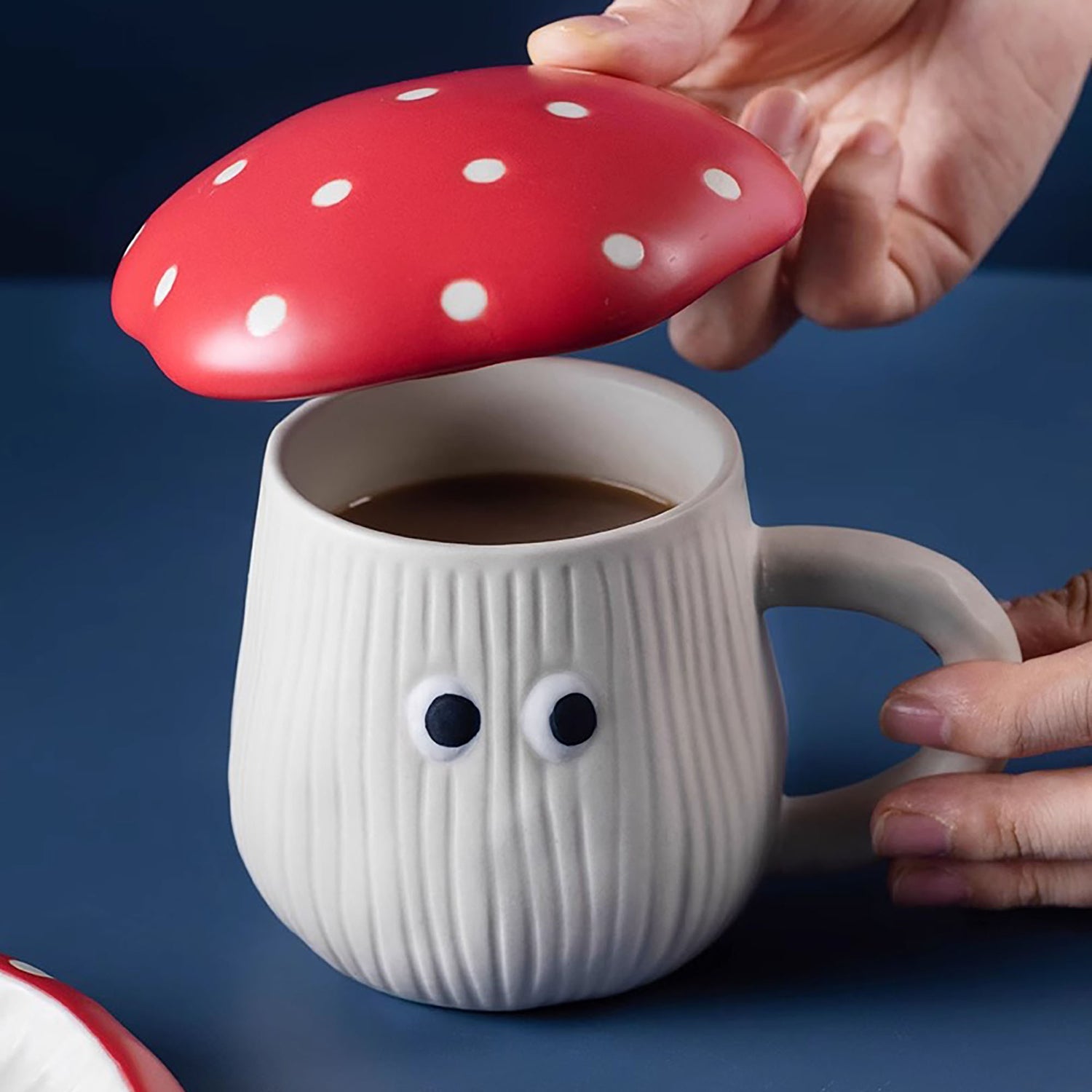 Mug en céramique en forme de champignon féérique