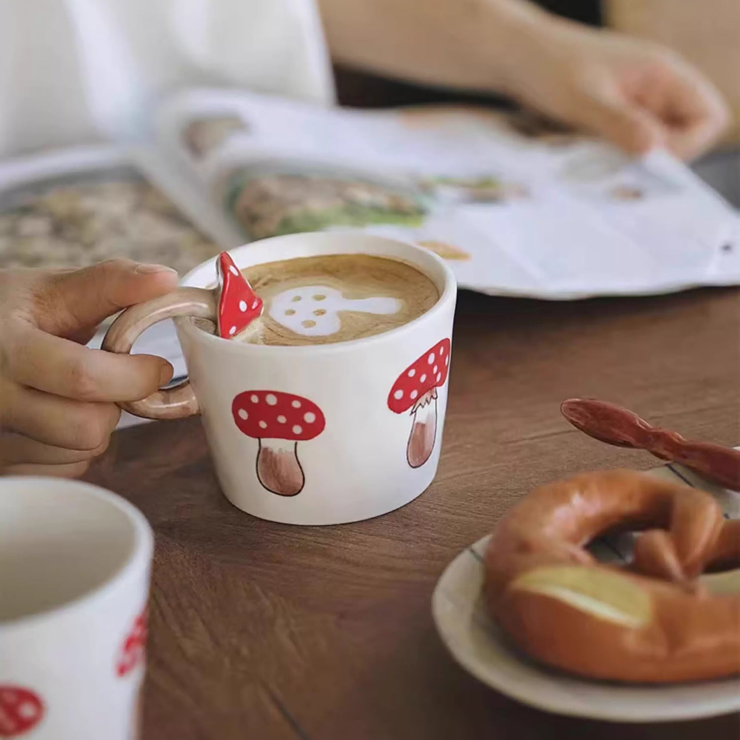 Tasse à café en céramique avec anse champignon rouge
