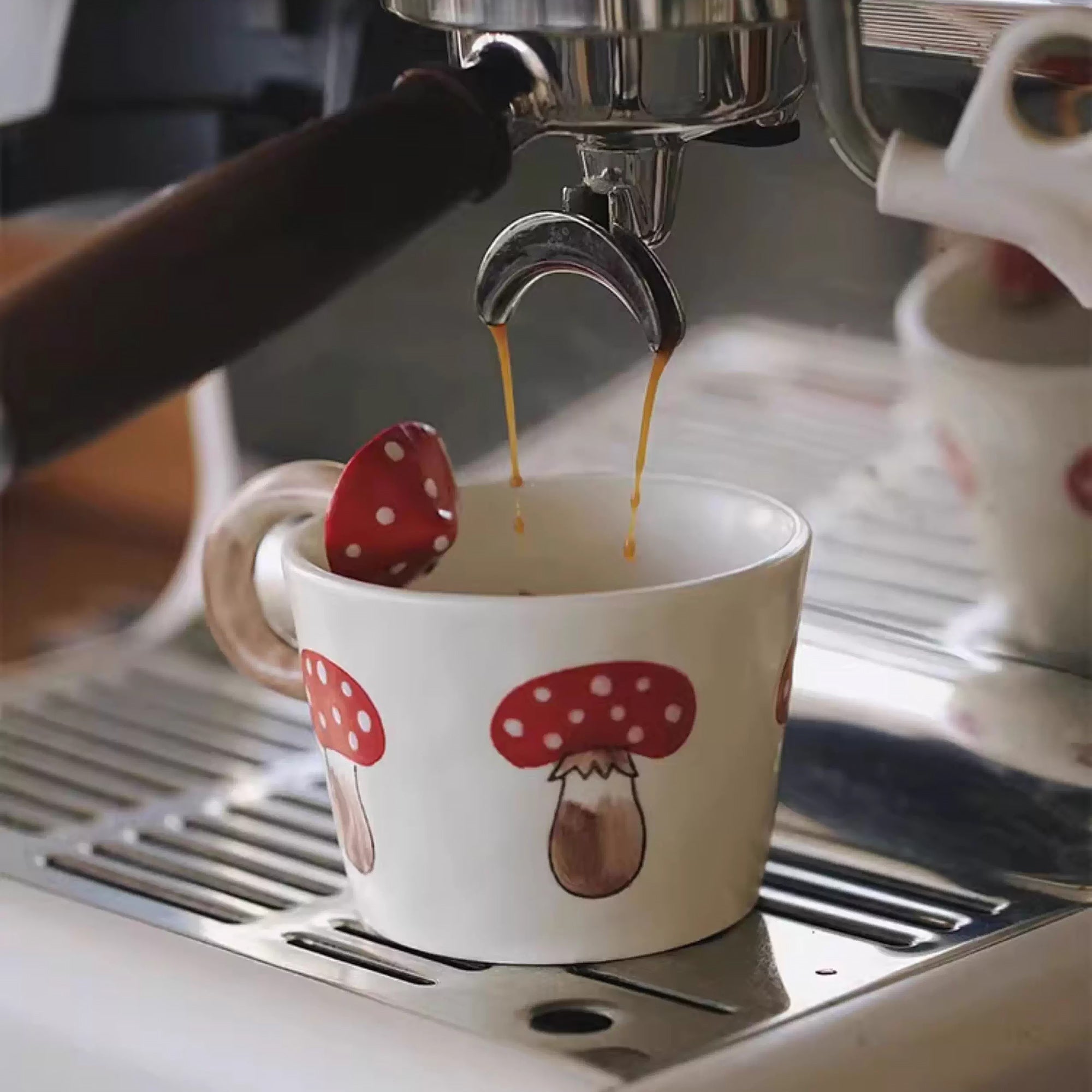 Tasse à café en céramique avec anse champignon rouge