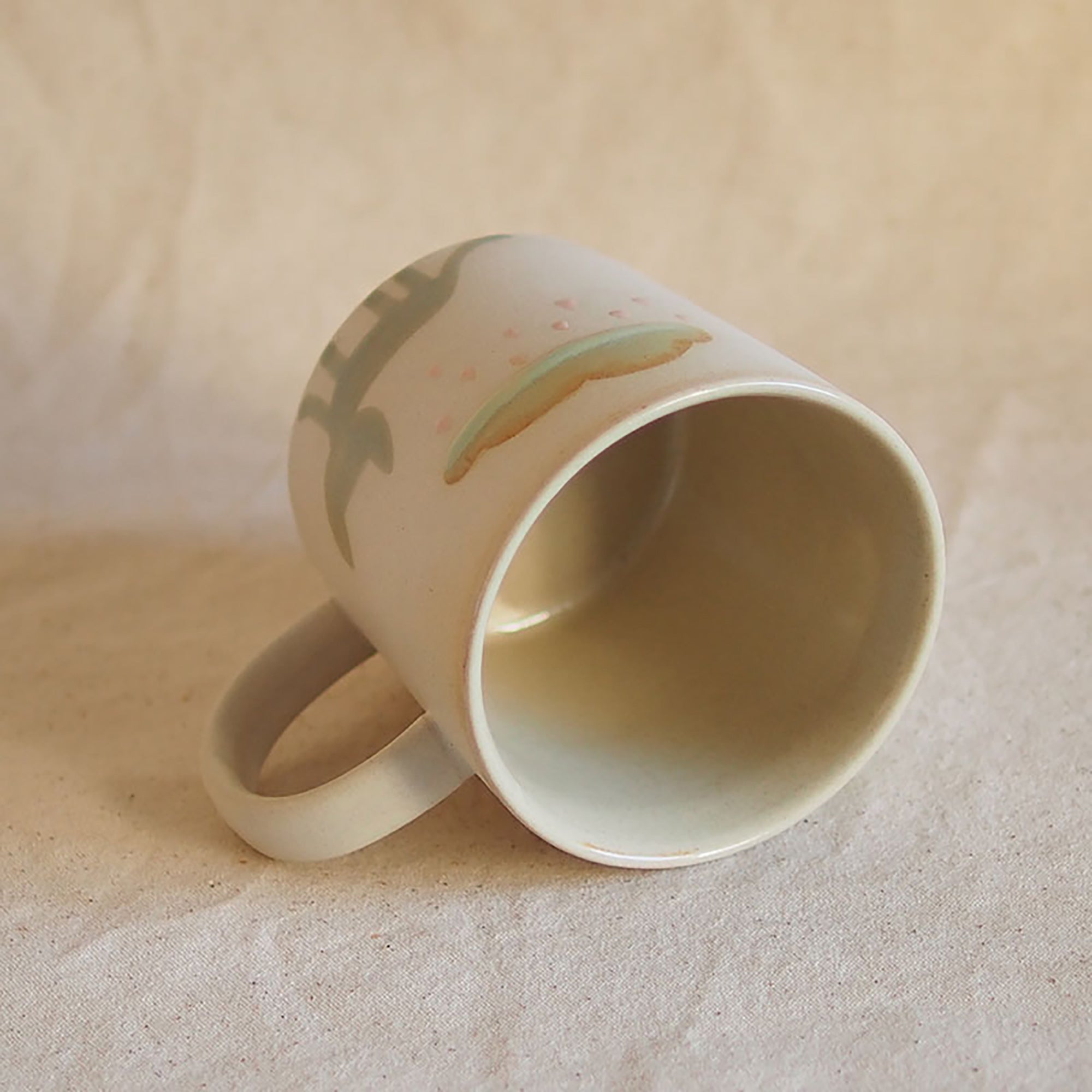 Mug en céramique fait à la main avec motif de chats se promenant sous la pluie