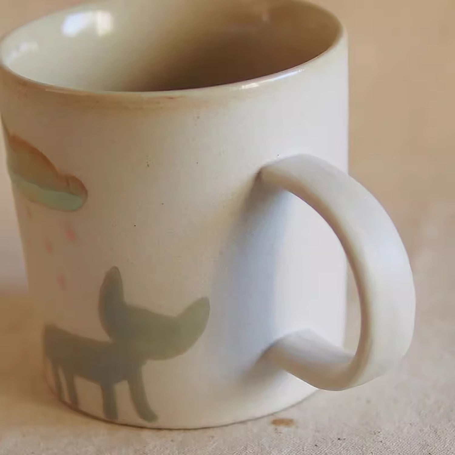 Mug en céramique fait à la main avec motif de chats se promenant sous la pluie