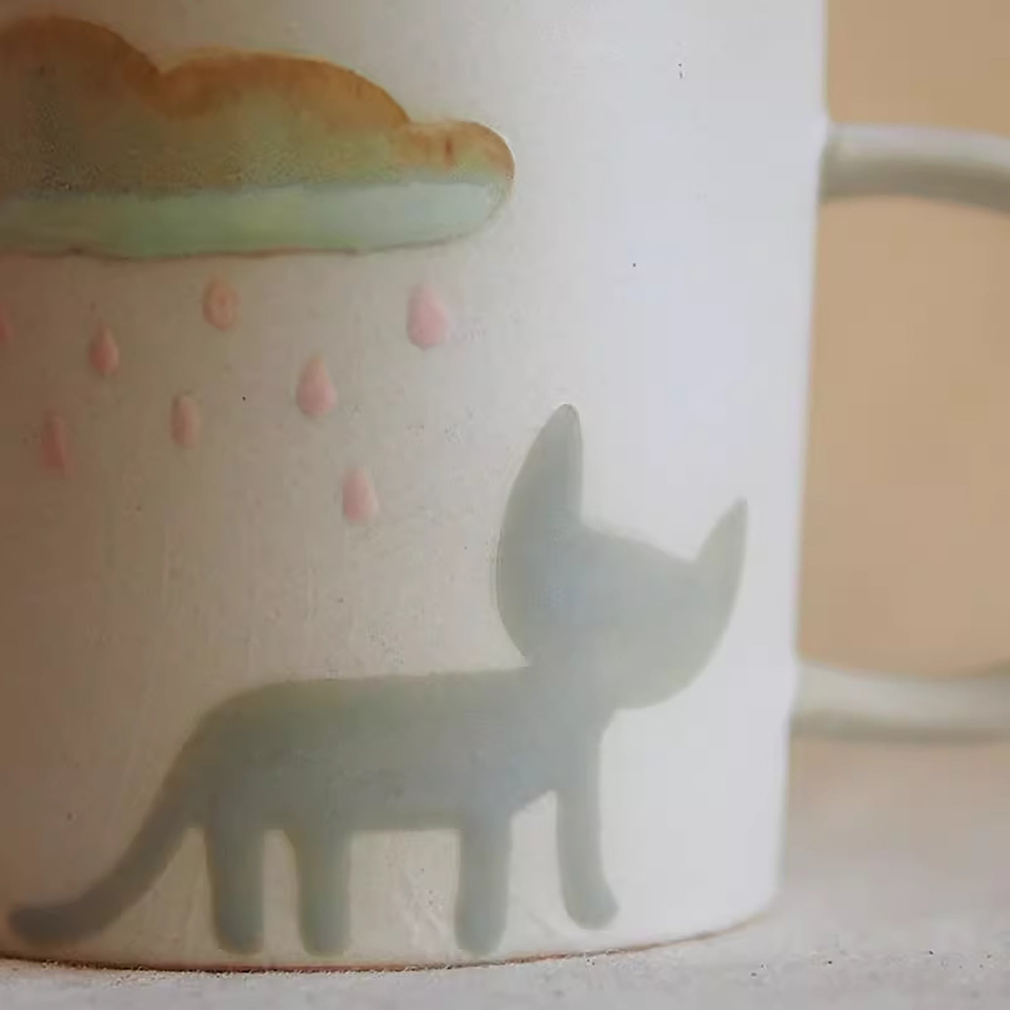 Mug en céramique fait à la main avec motif de chats se promenant sous la pluie