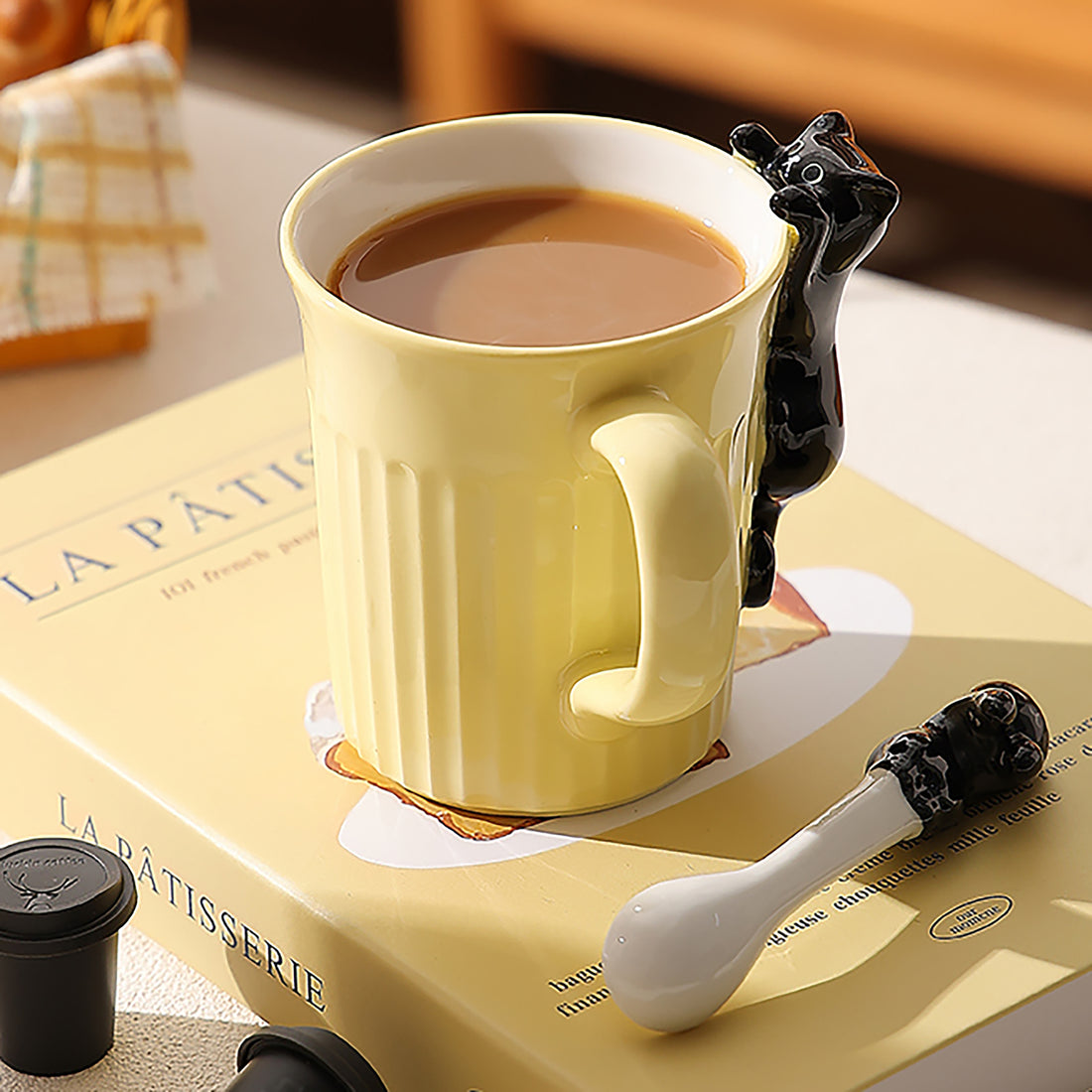 Mug en céramique avec mignon chat en relief