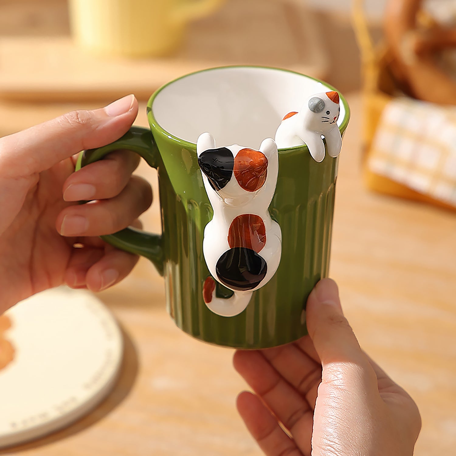 Mug en céramique avec mignon chat en relief