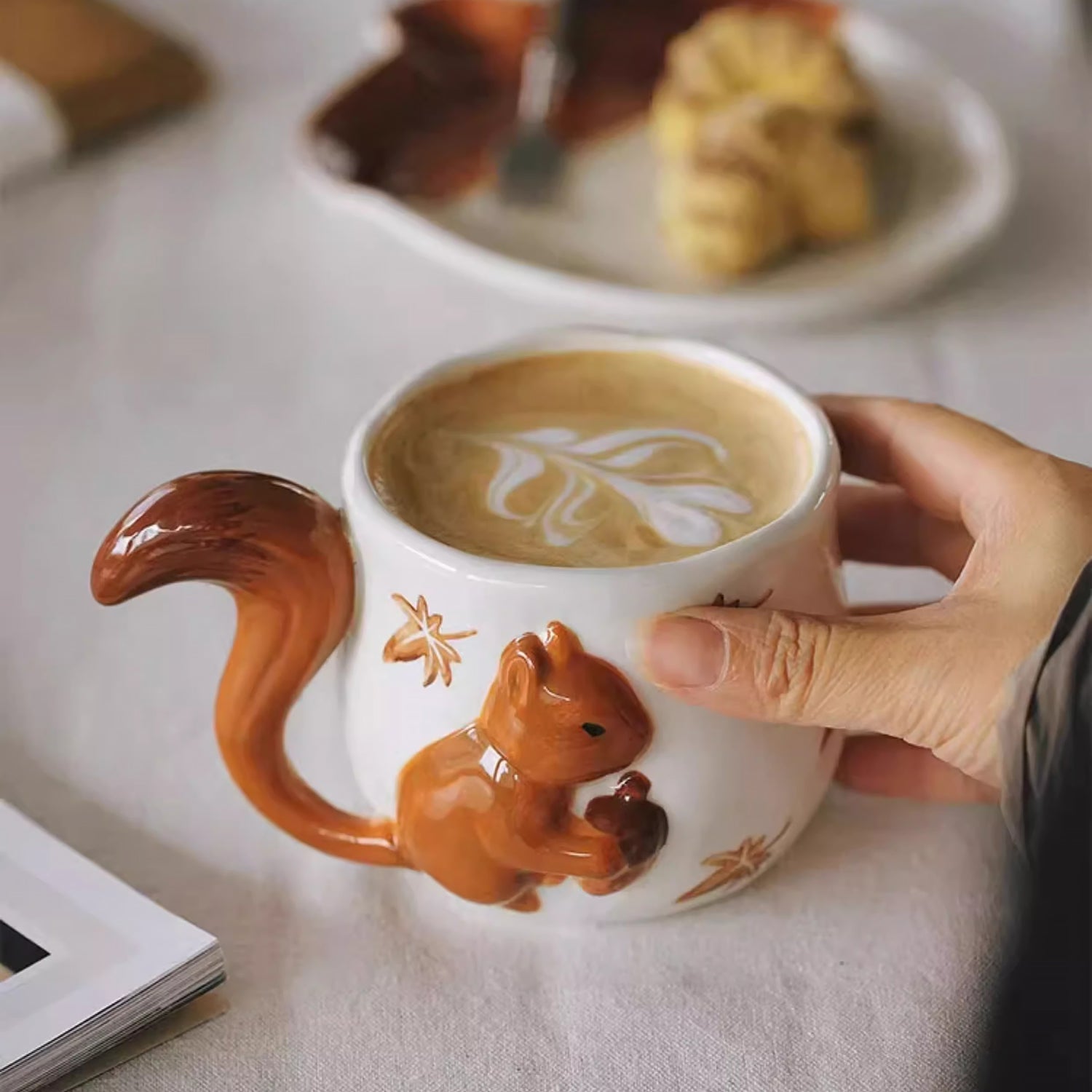 Tasse en céramique écureuil avec soucoupe gland