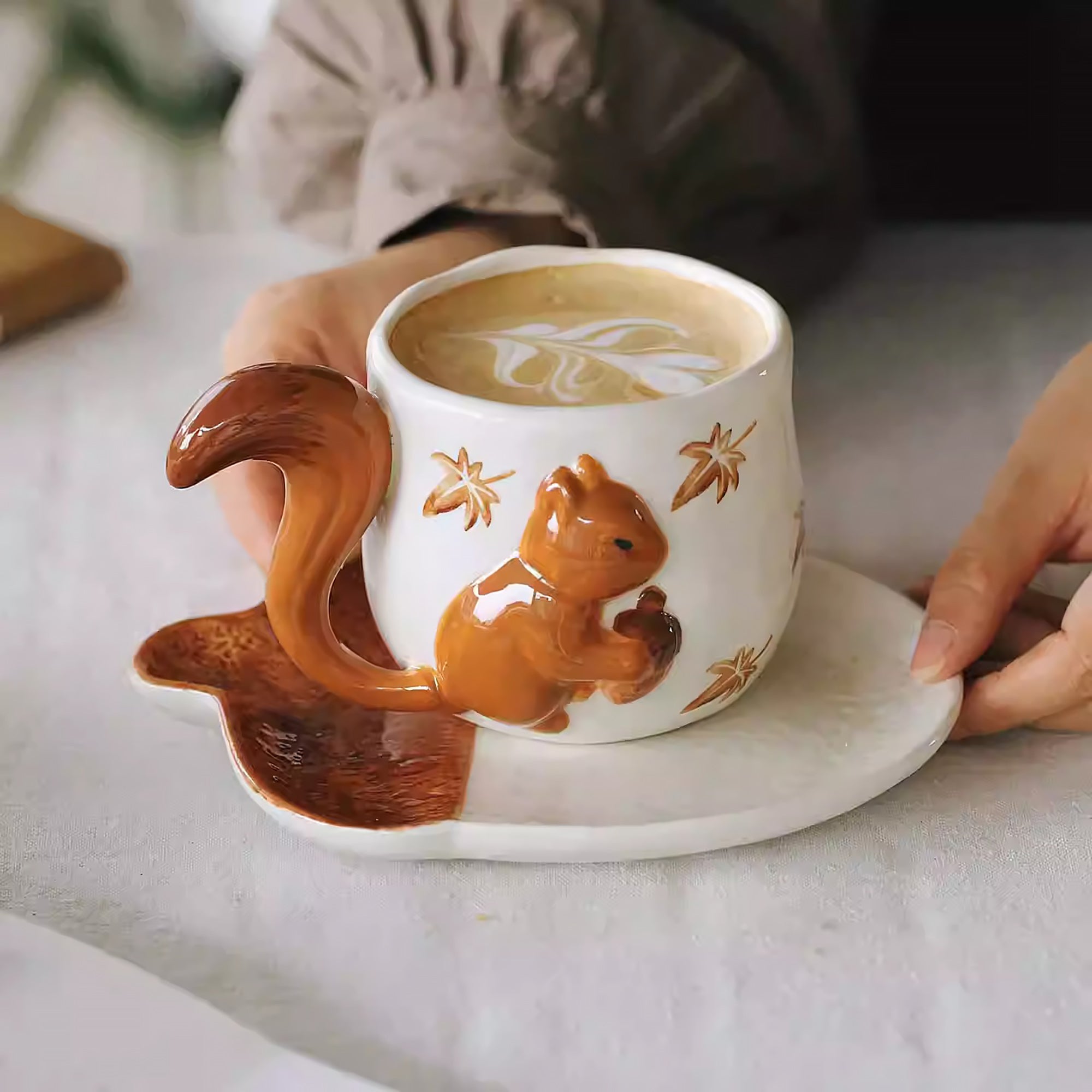 Tasse en céramique écureuil avec soucoupe gland