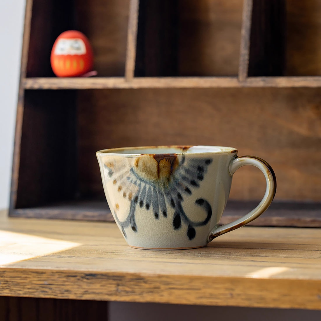 Tasse à café en céramique Mino-yaki avec motif Karakusa