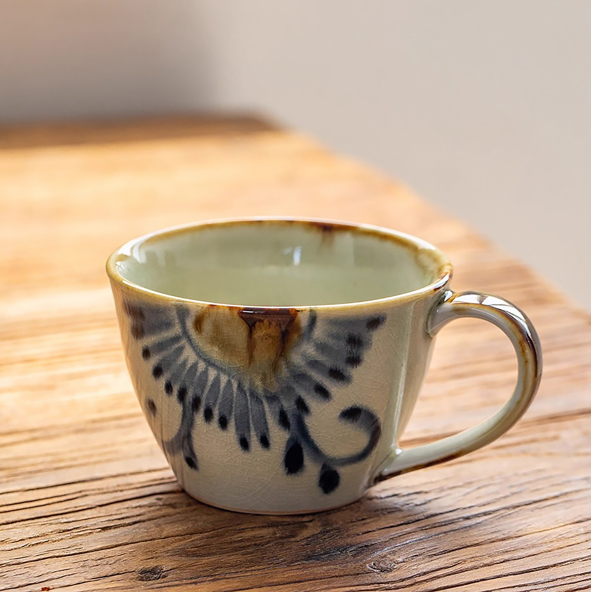 Tasse à café en céramique Mino-yaki avec motif Karakusa
