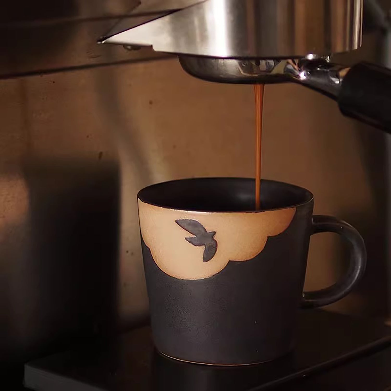 MUG NOIR avec motif oiseau vole dans la nuit