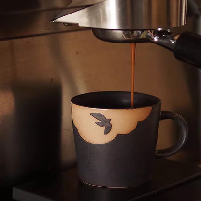 MUG NOIR avec motif oiseau vole dans la nuit