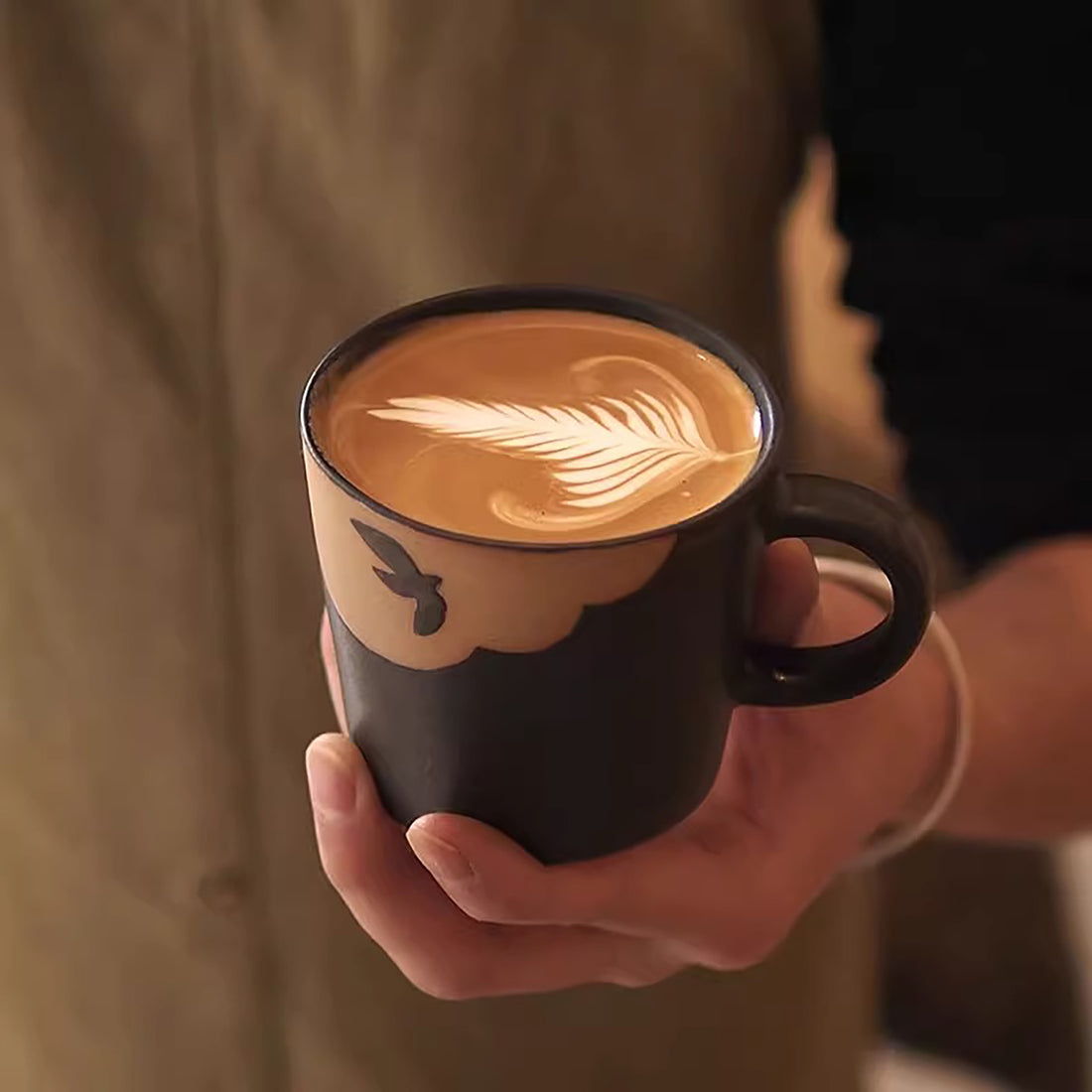 MUG NOIR avec motif oiseau vole dans la nuit