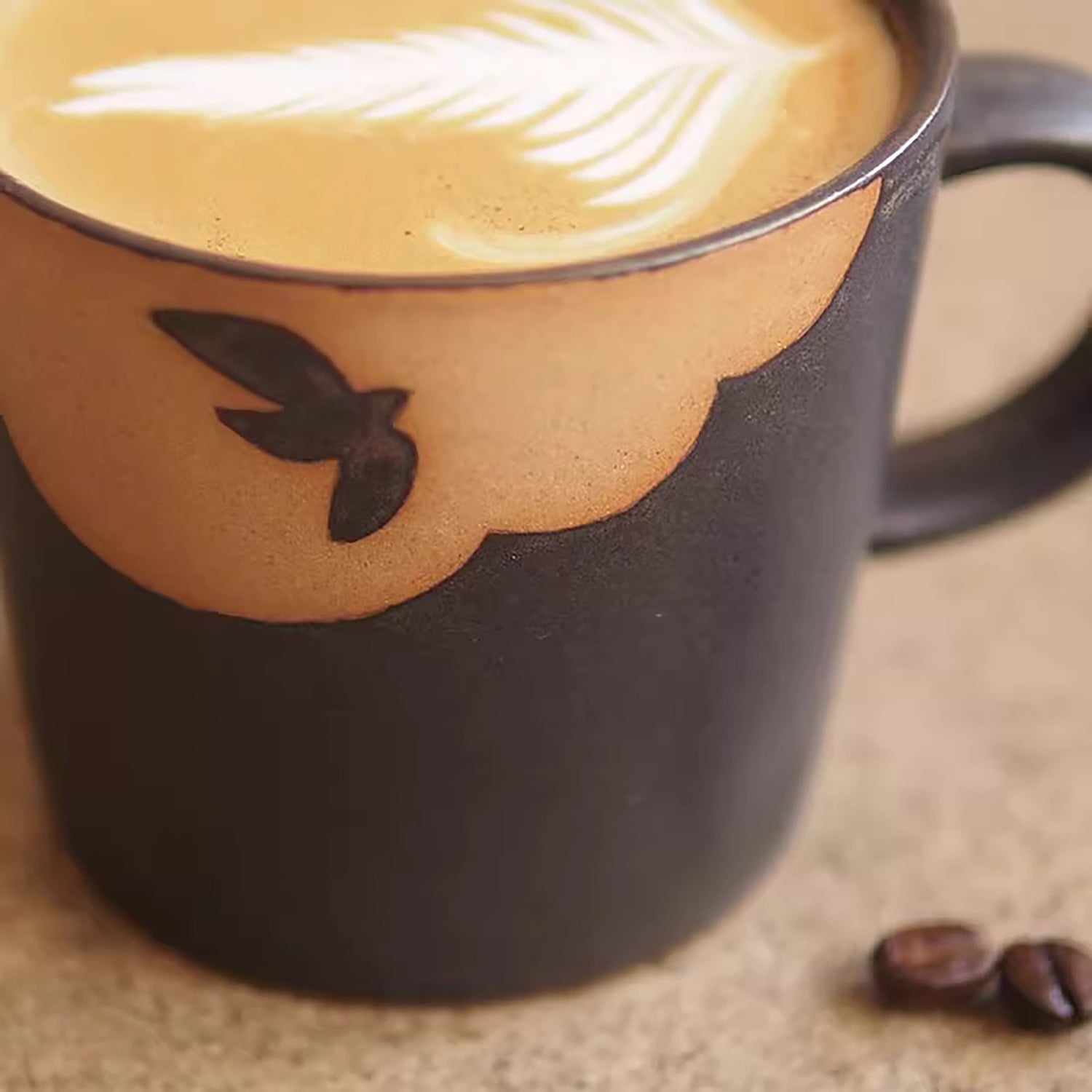 MUG NOIR avec motif oiseau vole dans la nuit