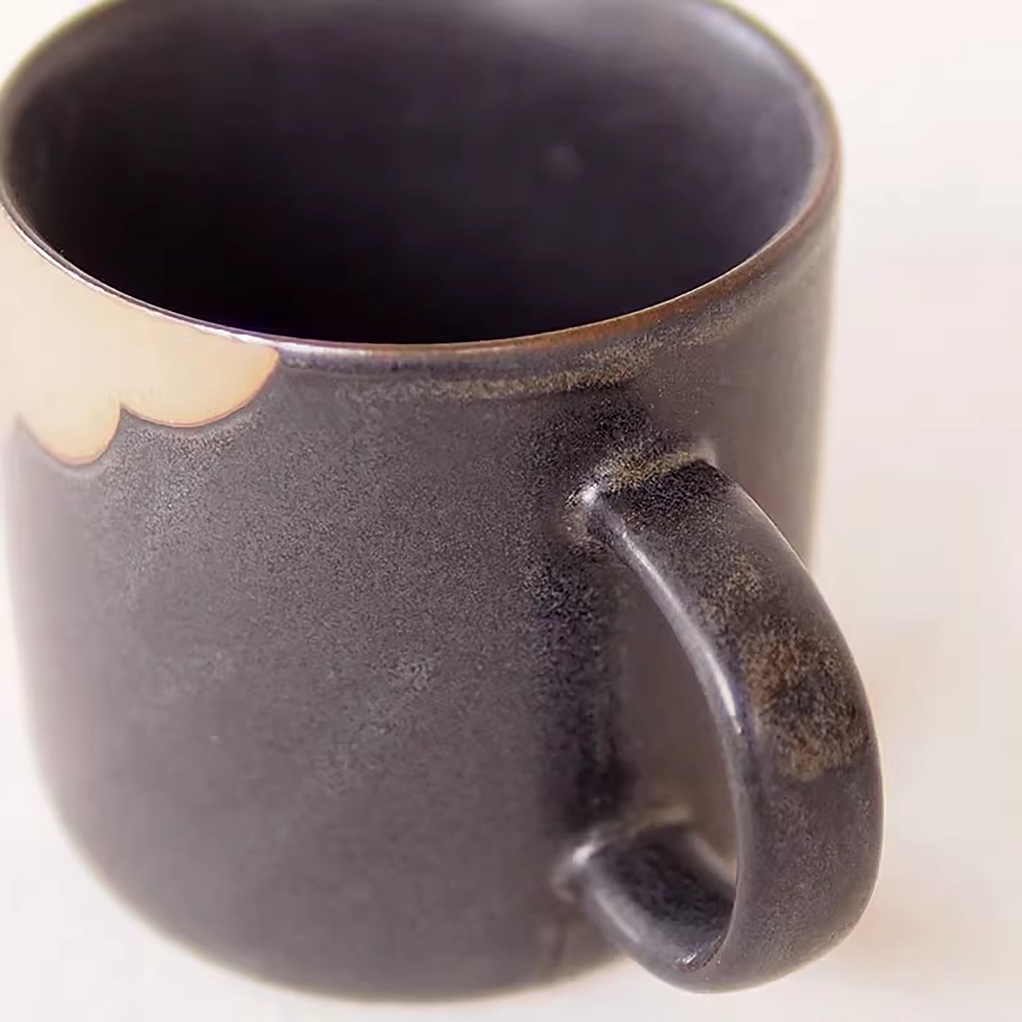 MUG NOIR avec motif oiseau vole dans la nuit