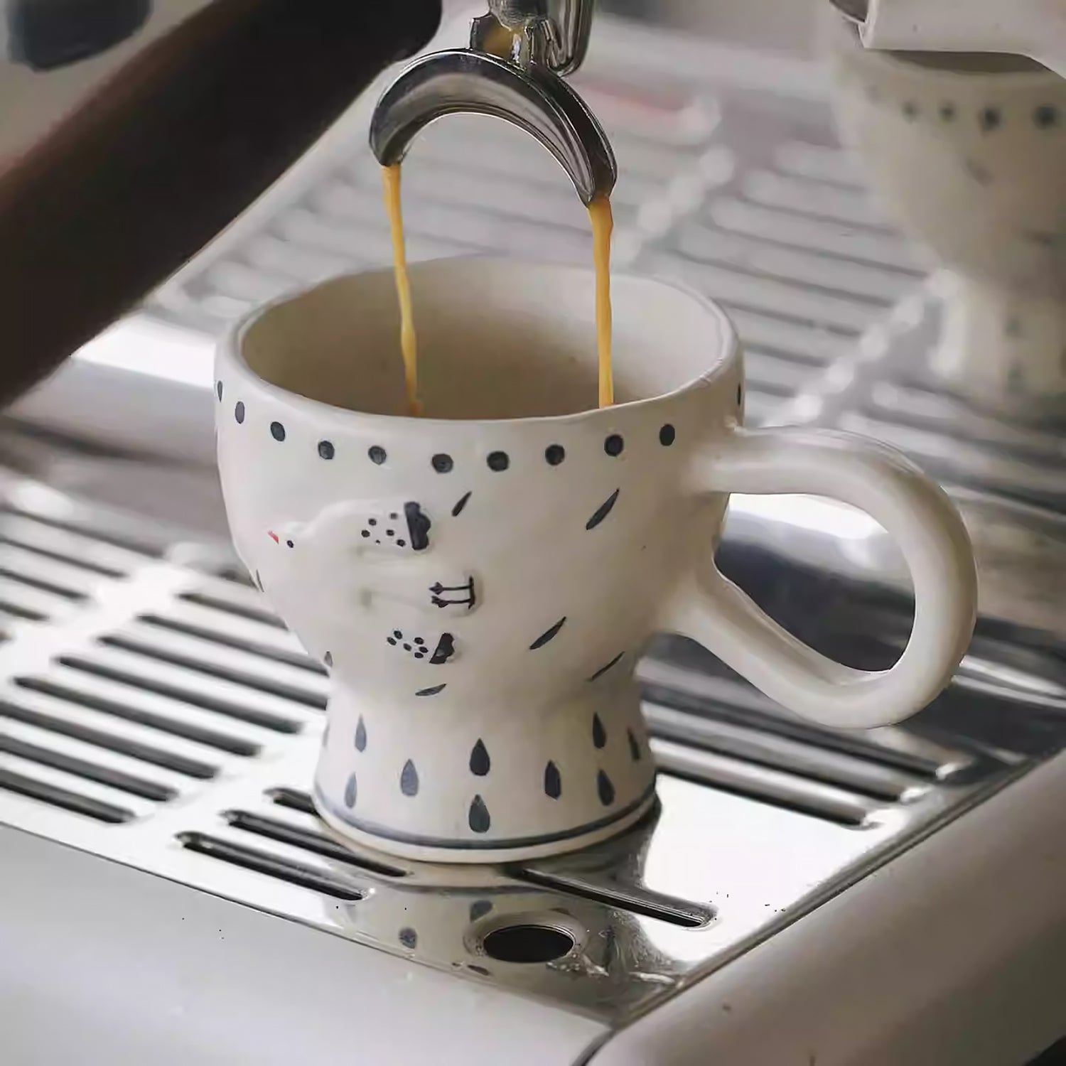 Mug en céramique fait main avec motif en relief mouette