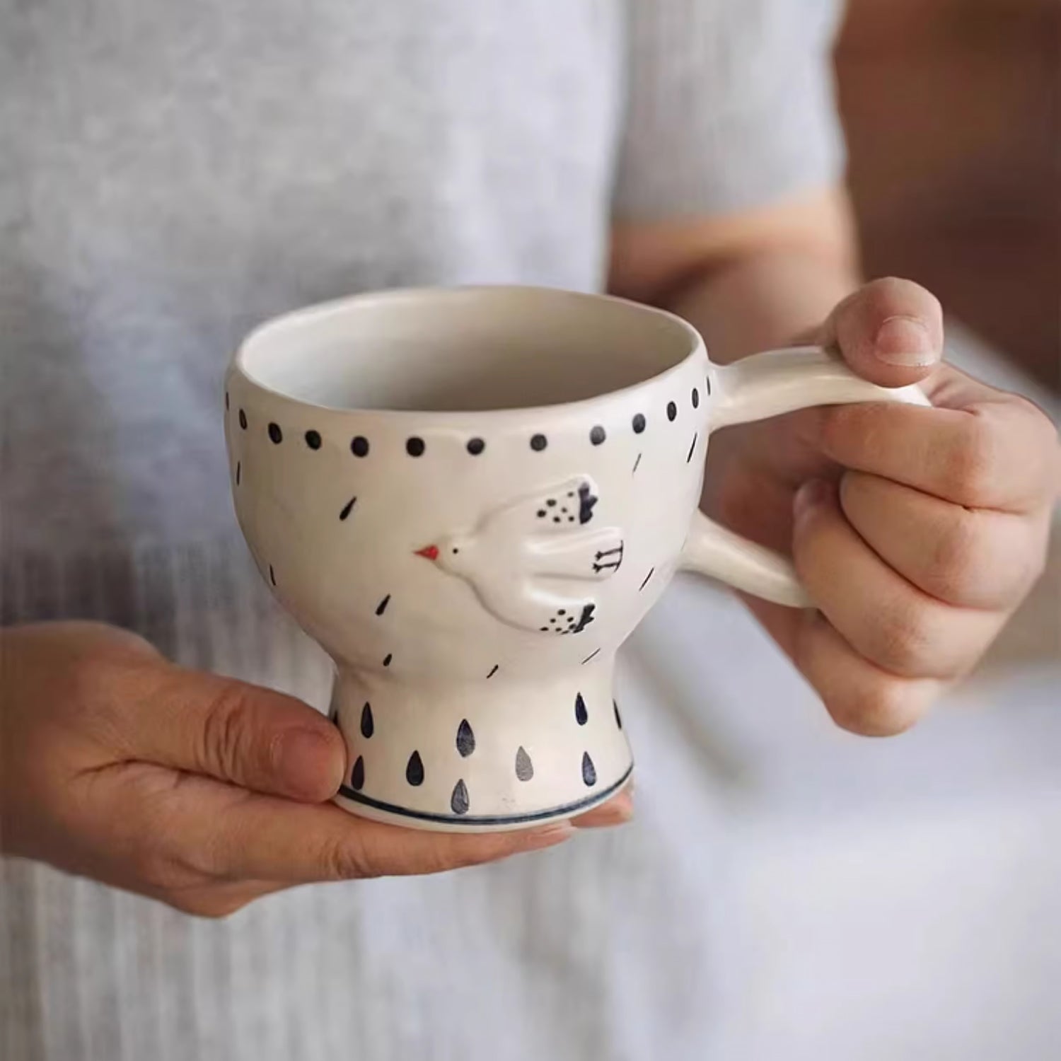 Mug en céramique fait main avec motif en relief mouette