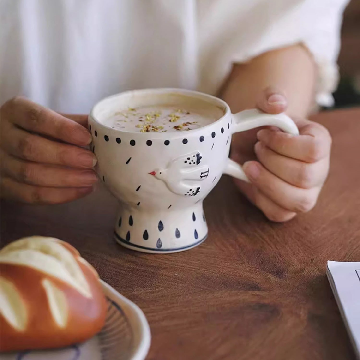 Mug en céramique fait main avec motif en relief mouette