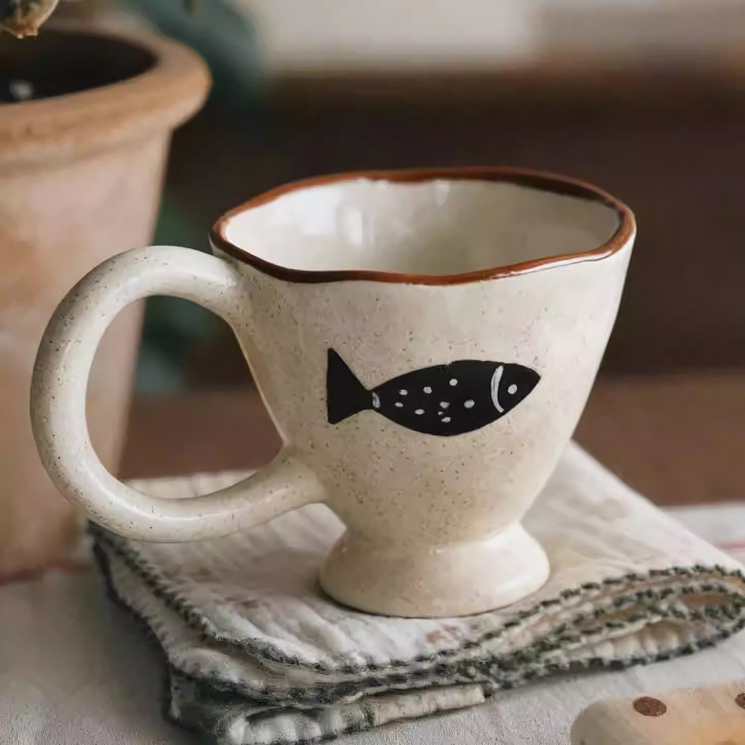 Tasse à café artisanale avec motif poisson