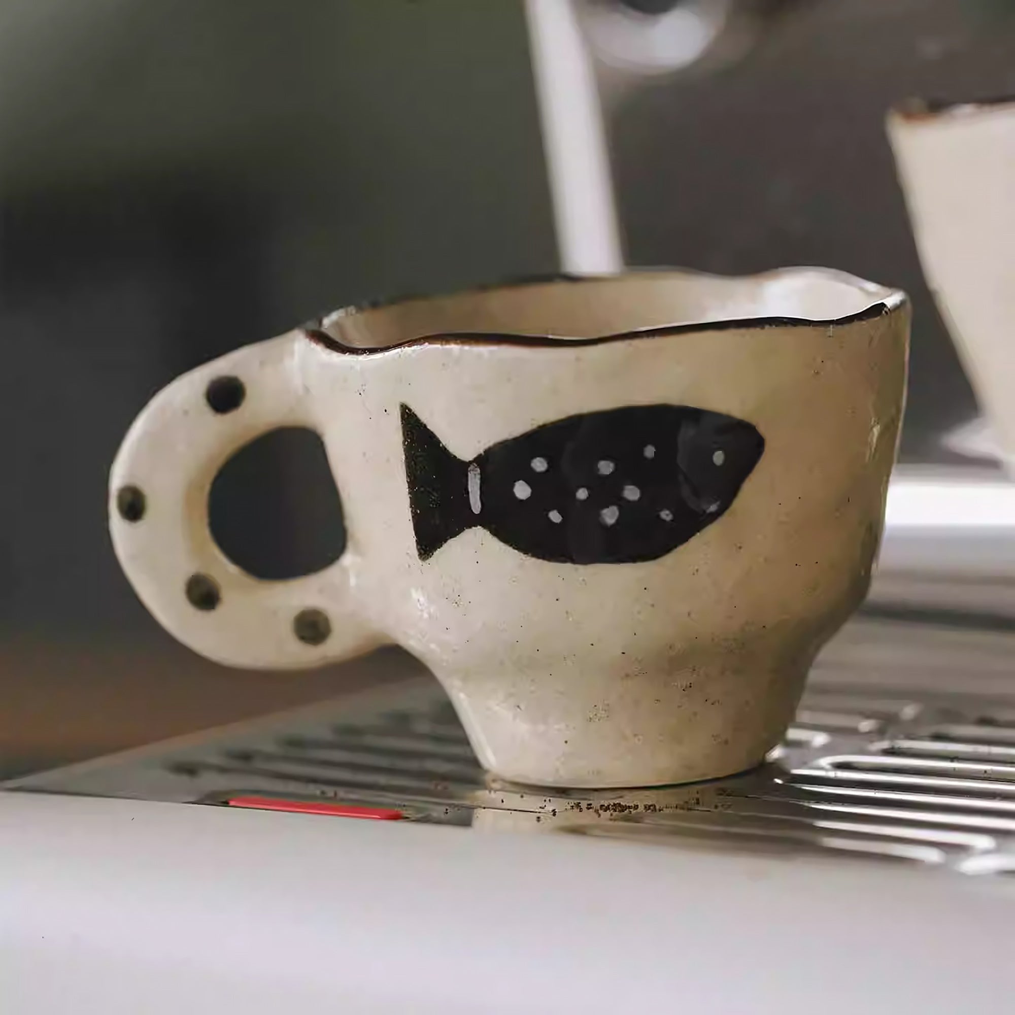 Tasse à café artisanale avec motif poisson